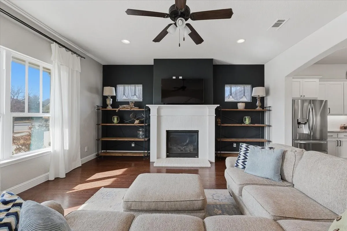 Single Family Residence For Sale in Parker County , 212 Blue Stem Lane, Aledo, Texas 76008, 4 Bedroom, 3 Bathroom, 2 Garage spaces, 2,730 Sqft, built in 2017, Preowned, mls#21180601, Real Estate Agent in Aledo, Homes For Sale in Parker county, Homes For Sale in Aledo, Realtor in Aledo Texas, Real Estate Brokerage Independent Realty Texas, Luminita Cordes Realtor