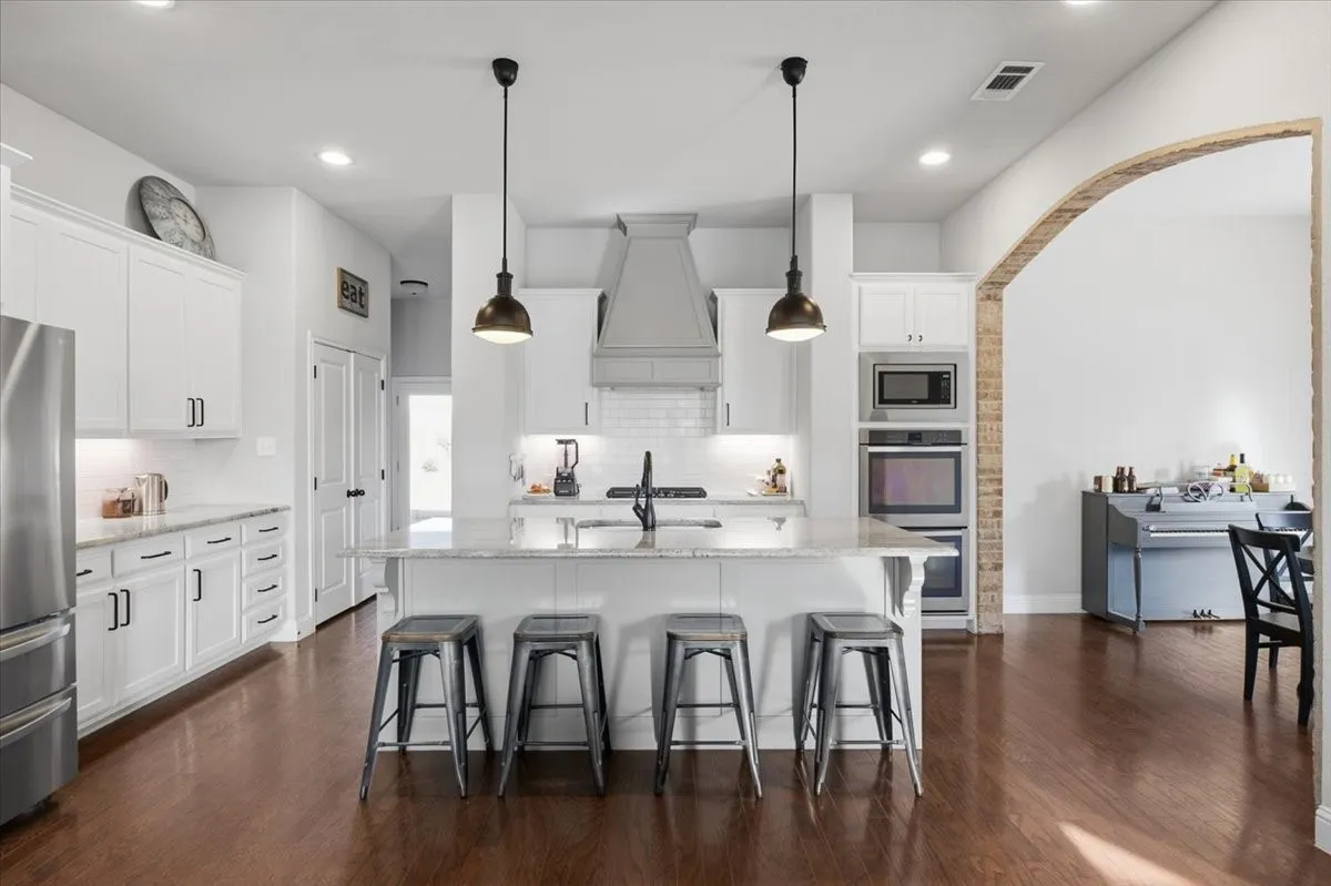 Single Family Residence For Sale in Parker County , 212 Blue Stem Lane, Aledo, Texas 76008, 4 Bedroom, 3 Bathroom, 2 Garage spaces, 2,730 Sqft, built in 2017, Preowned, mls#21180601, Real Estate Agent in Aledo, Homes For Sale in Parker county, Homes For Sale in Aledo, Realtor in Aledo Texas, Real Estate Brokerage Independent Realty Texas, Luminita Cordes Realtor