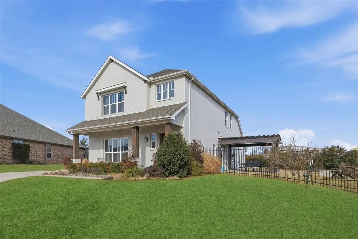 Single Family Residence For Sale in Parker County , 212 Blue Stem Lane, Aledo, Texas 76008, 4 Bedroom, 3 Bathroom, 2 Garage spaces, 2,730 Sqft, built in 2017, Preowned, mls#21180601, Real Estate Agent in Aledo, Homes For Sale in Parker county, Homes For Sale in Aledo, Realtor in Aledo Texas, Real Estate Brokerage Independent Realty Texas, Luminita Cordes Realtor