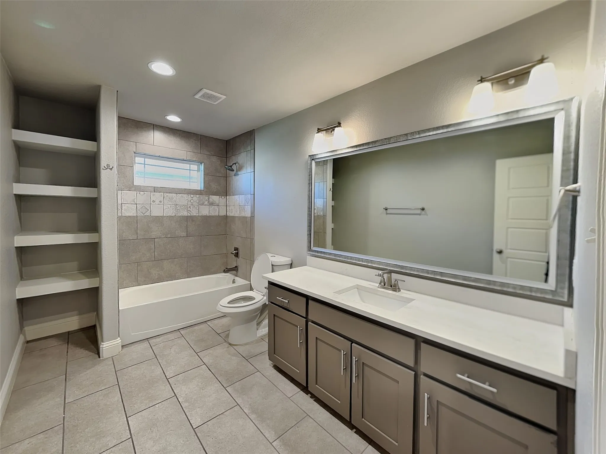 Single Family Residence For Rent in Tarrant County , 2828 Livingston Avenue, Fort Worth, Texas 76110, 4 Bedrooms, 3 Bathrooms, Garage spaces, 2,208 Sqft, built in 1955, Preowned, Price $3,500, mls#21180461, Real Estate Agent in Fort Worth, Homes For Rent in Tarrant county, Homes For Rent in Fort Worth, Realtor in Fort Worth Texas, Real Estate Brokerage Independent Realty Texas, Luminita Cordes Realtor