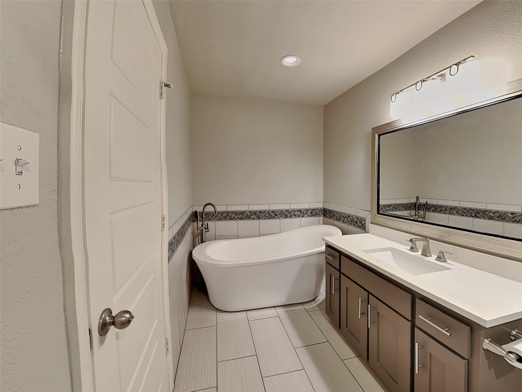 Single Family Residence For Rent in Tarrant County , 2828 Livingston Avenue, Fort Worth, Texas 76110, 4 Bedrooms, 3 Bathrooms, Garage spaces, 2,208 Sqft, built in 1955, Preowned, Price $3,500, mls#21180461, Real Estate Agent in Fort Worth, Homes For Rent in Tarrant county, Homes For Rent in Fort Worth, Realtor in Fort Worth Texas, Real Estate Brokerage Independent Realty Texas, Luminita Cordes Realtor
