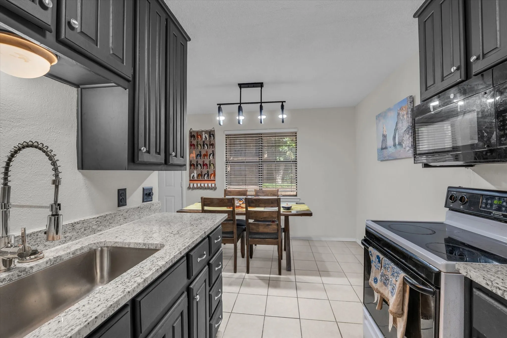 Condominium For Sale in Mc Lennan County , 1421 S 12th Street 103, Waco, Texas 76706, 2 Bedroom, 2 Bathroom, 1 Garage spaces, 832 Sqft, built in 1984, mls#21175691, Real Estate Agent in Waco, Homes For Sale in Mc Lennan county, Homes For Sale in Waco, Realtor in Waco Texas, Real Estate Brokerage Independent Realty Texas, Luminita Cordes Realtor