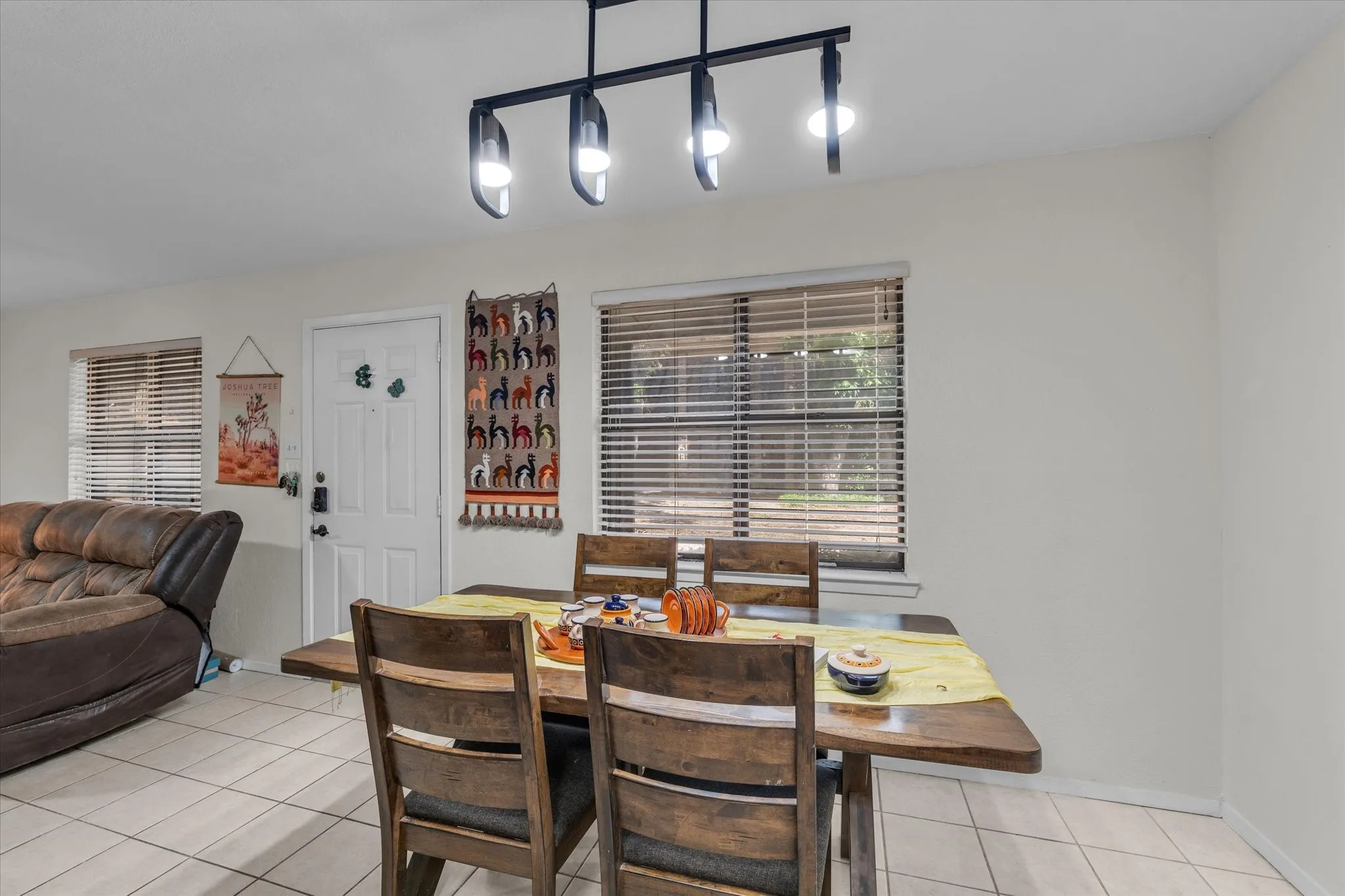 Condominium For Sale in Mc Lennan County , 1421 S 12th Street 103, Waco, Texas 76706, 2 Bedroom, 2 Bathroom, 1 Garage spaces, 832 Sqft, built in 1984, mls#21175691, Real Estate Agent in Waco, Homes For Sale in Mc Lennan county, Homes For Sale in Waco, Realtor in Waco Texas, Real Estate Brokerage Independent Realty Texas, Luminita Cordes Realtor