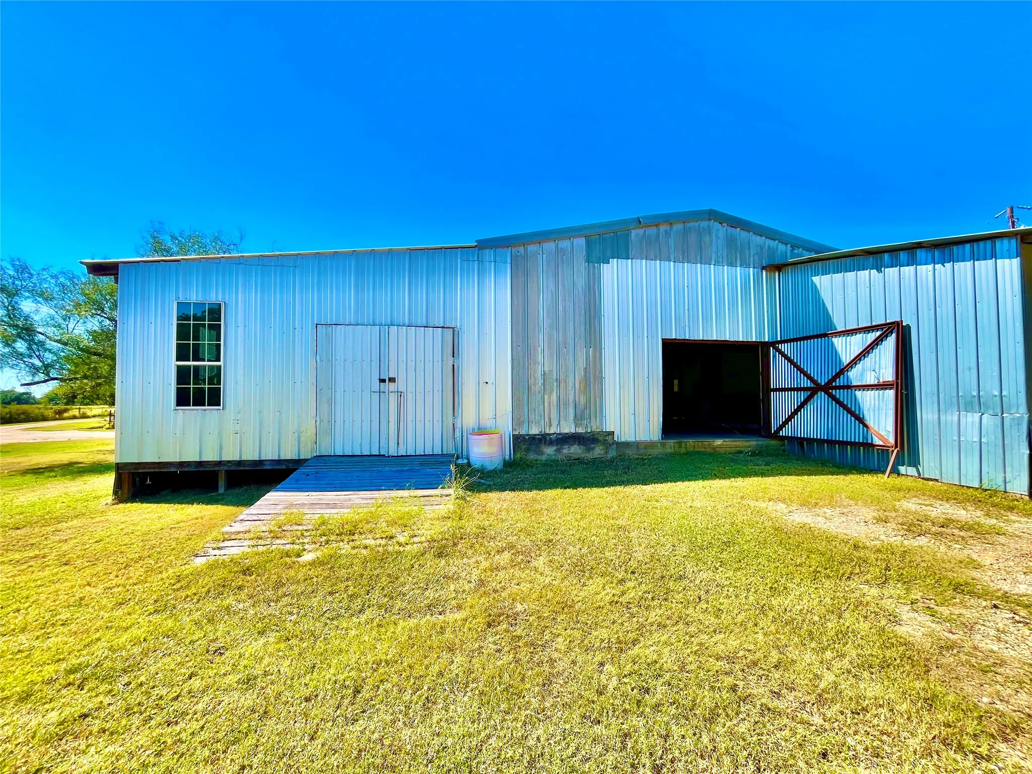 Farm For Sale in Hamilton County , 1340 N US Hwy 281, Hamilton, Texas 76531, 3 Bedroom, 2 Bathroom, 2 Garage spaces, 1,891 Sqft, built in 2002, mls#21179407, Real Estate Agent in Hamilton, Homes For Sale in Hamilton county, Homes For Sale in Hamilton, Realtor in Hamilton Texas, Real Estate Brokerage Independent Realty Texas, Luminita Cordes Realtor