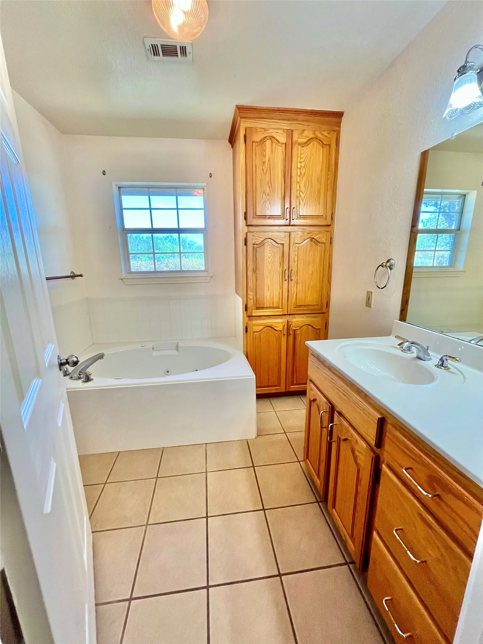 Farm For Sale in Hamilton County , 1340 N US Hwy 281, Hamilton, Texas 76531, 3 Bedroom, 2 Bathroom, 2 Garage spaces, 1,891 Sqft, built in 2002, mls#21179407, Real Estate Agent in Hamilton, Homes For Sale in Hamilton county, Homes For Sale in Hamilton, Realtor in Hamilton Texas, Real Estate Brokerage Independent Realty Texas, Luminita Cordes Realtor