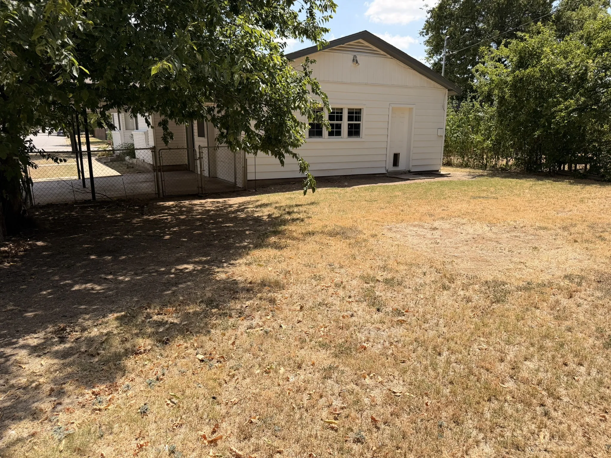 Single Family Residence For Sale in Johnson County , 1102 Poindexter Avenue, Cleburne, Texas 76033, 3 Bedroom, 2 Bathroom, 1 Garage spaces, 1,343 Sqft, built in 1960, Preowned, mls#21181916, Real Estate Agent in Cleburne, Homes For Sale in Johnson county, Homes For Sale in Cleburne, Realtor in Cleburne Texas, Real Estate Brokerage Independent Realty Texas, Luminita Cordes Realtor