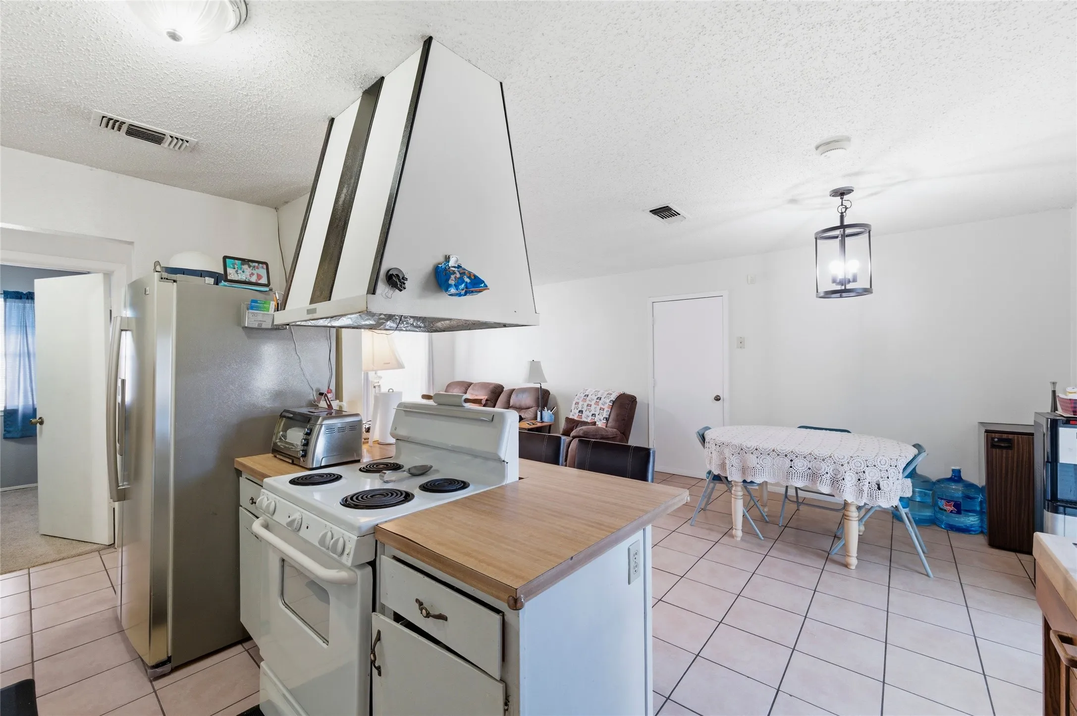 Single Family Residence For Sale in Dallas County , 715 Sun Valley Drive, Duncanville, Texas 75116, 3 Bedroom, 1 Bathroom, Garage spaces, 1,047 Sqft, built in 1980, Preowned, mls#21181630, Real Estate Agent in Duncanville, Homes For Sale in Dallas county, Homes For Sale in Duncanville, Realtor in Duncanville Texas, Real Estate Brokerage Independent Realty Texas, Luminita Cordes Realtor