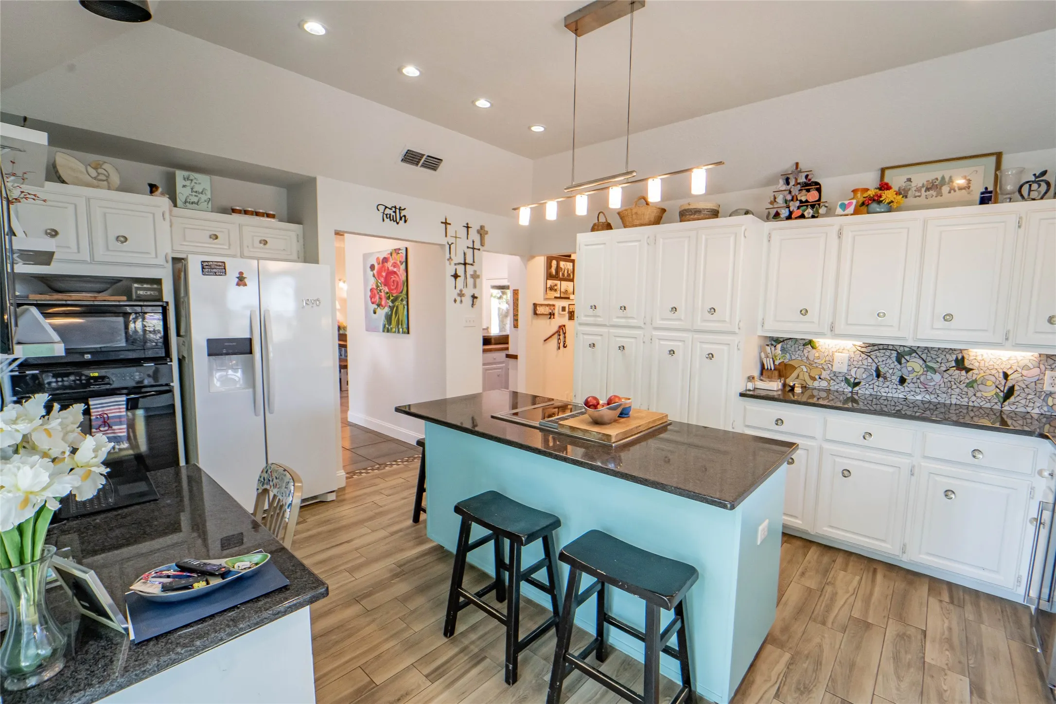 Kitchen with access to both wetbar AND breakfast nook- each area offering additional seating for family and guests!