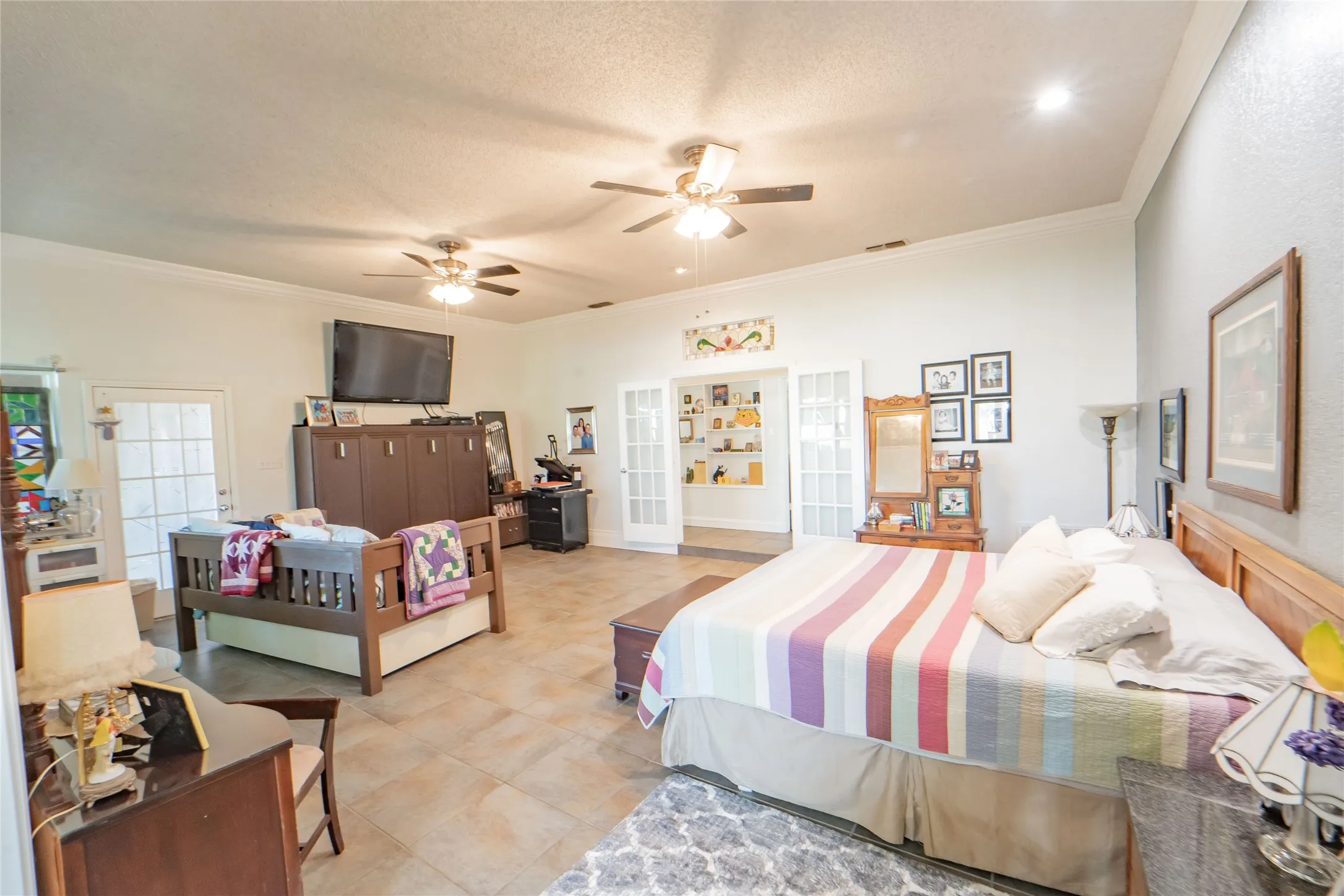 Spacious Primary En-Suite, built-ins, sitting area and private access to covered patio!