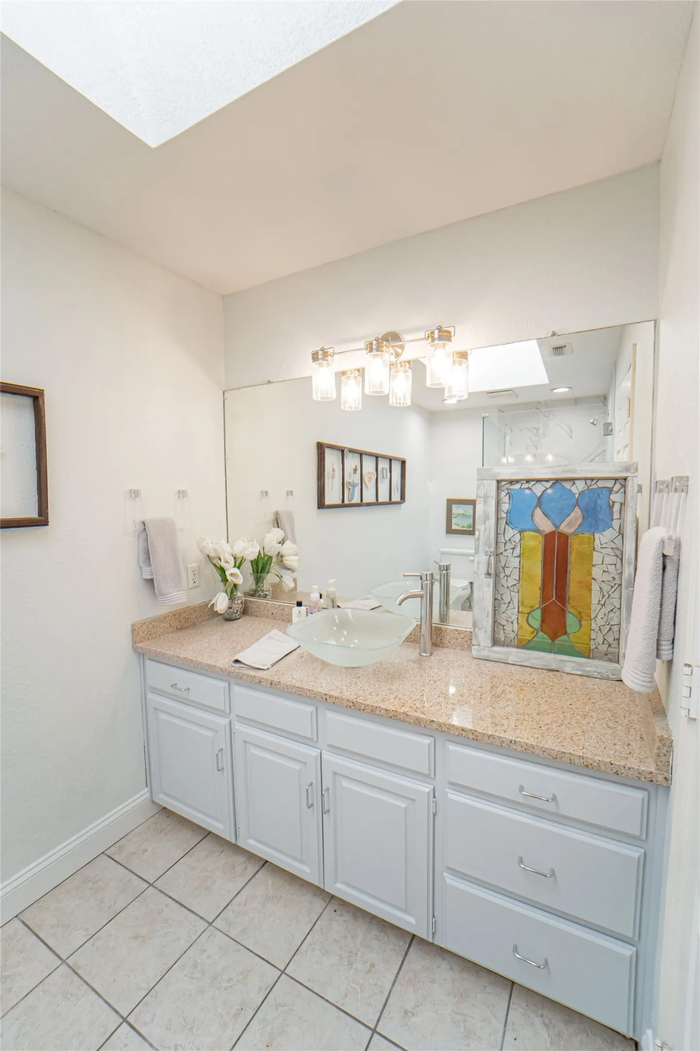 Second Primary En-suite bathroom-