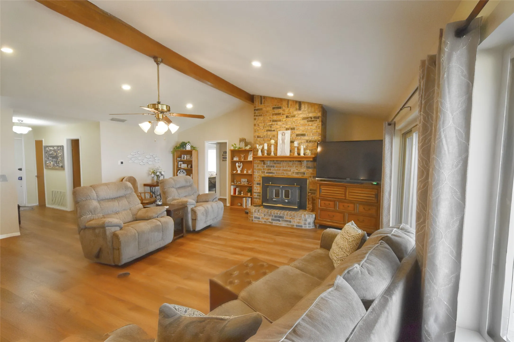 Single Family Residence For Sale in Wood County , 156 Private Road 5218, Quitman, Texas 75783, 3 Bedroom, 2 Bathroom, 4 Garage spaces, 1,631 Sqft, built in 1985, mls#21181494, Real Estate Agent in Quitman, Homes For Sale in Wood county, Homes For Sale in Quitman, Realtor in Quitman Texas, Real Estate Brokerage Independent Realty Texas, Luminita Cordes Realtor