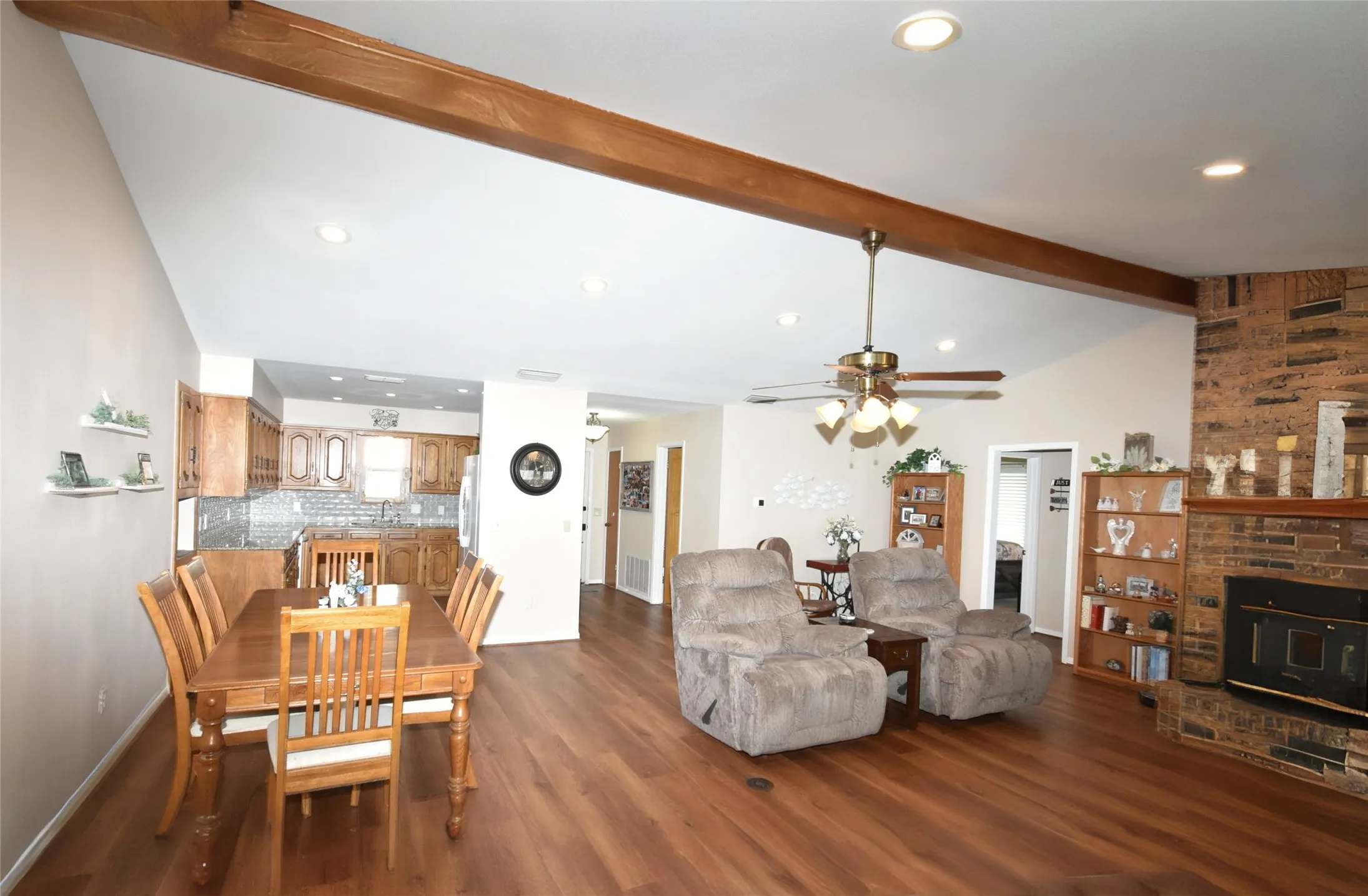 Single Family Residence For Sale in Wood County , 156 Private Road 5218, Quitman, Texas 75783, 3 Bedroom, 2 Bathroom, 4 Garage spaces, 1,631 Sqft, built in 1985, mls#21181494, Real Estate Agent in Quitman, Homes For Sale in Wood county, Homes For Sale in Quitman, Realtor in Quitman Texas, Real Estate Brokerage Independent Realty Texas, Luminita Cordes Realtor