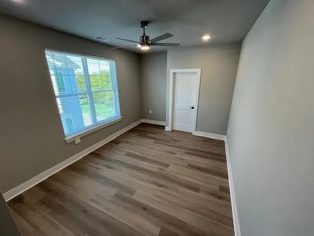 Ceiling fans, 10 foot ceilings, hard surface flooring, amazing windos