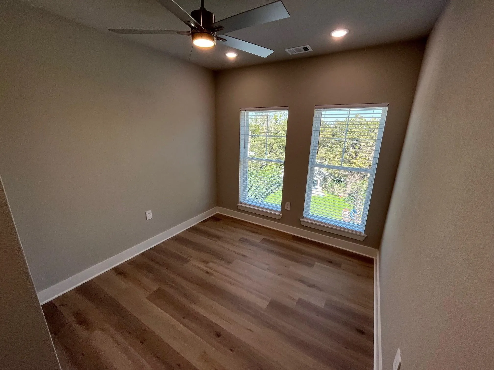 Amazing windows, ceiling fan, great floor space, 10 foot ceilings