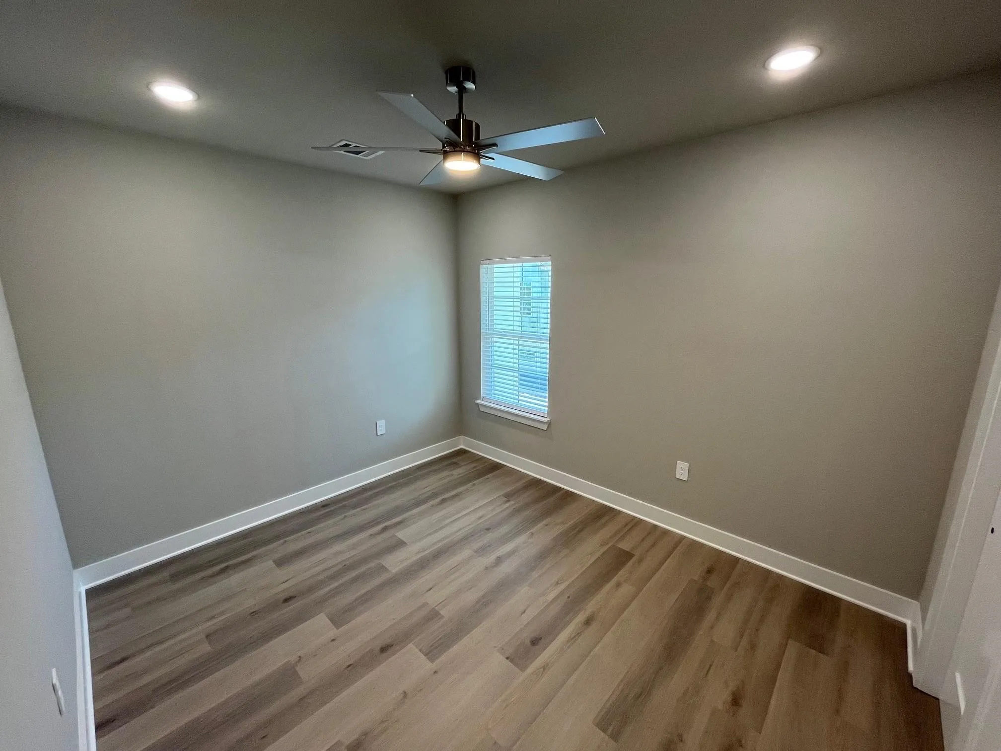 2 bedroom, 3 bedroom unit will hold a queen bed
