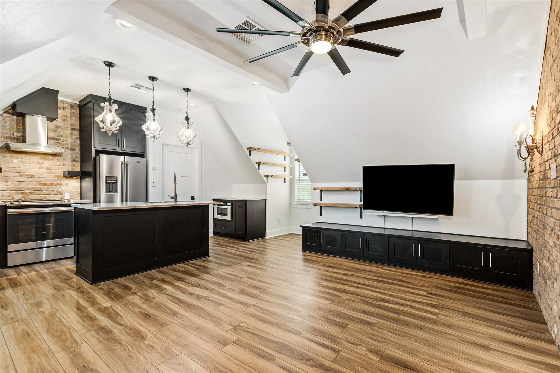 Apartment For Sale in Mc Lennan County , 17309 N Highway 6, Valley Mills, Texas 76689, 3 Bedrooms, 4 Bathrooms, 4 Garage spaces, 5,935 Sqft, built in 2019, Price $5,250,000, mls#21181322, Real Estate Agent in Valley Mills, Homes For Sale in Mc Lennan county, Homes For Sale in Valley Mills, Realtor in Valley Mills Texas, Real Estate Brokerage Independent Realty Texas, Luminita Cordes Realtor