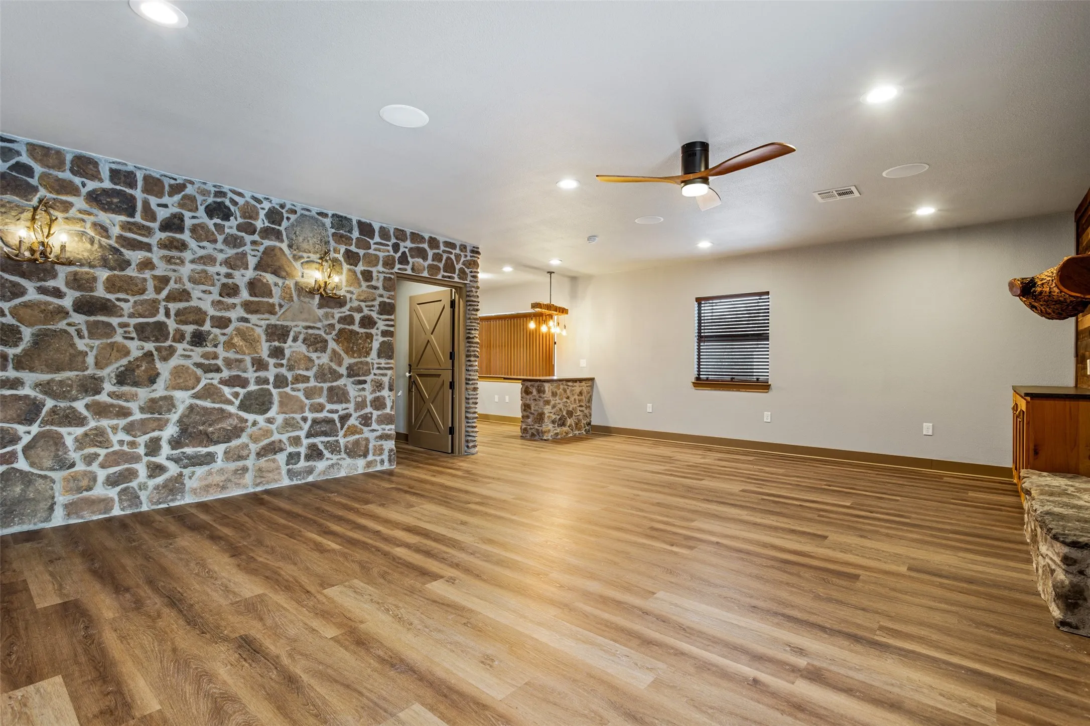Apartment For Sale in Mc Lennan County , 17309 N Highway 6, Valley Mills, Texas 76689, 3 Bedrooms, 4 Bathrooms, 4 Garage spaces, 5,935 Sqft, built in 2019, Price $5,250,000, mls#21181322, Real Estate Agent in Valley Mills, Homes For Sale in Mc Lennan county, Homes For Sale in Valley Mills, Realtor in Valley Mills Texas, Real Estate Brokerage Independent Realty Texas, Luminita Cordes Realtor