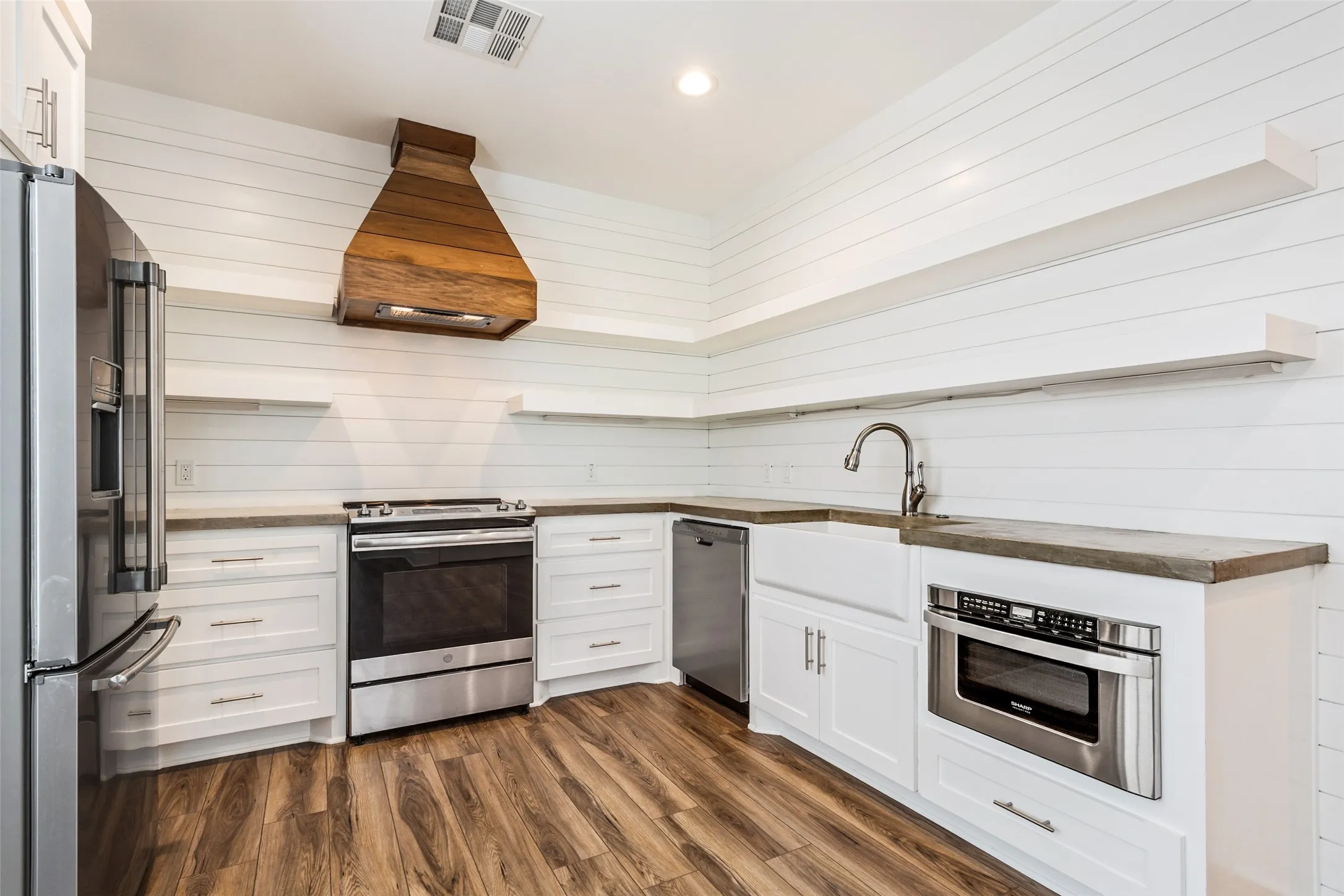 Apartment For Sale in Mc Lennan County , 17309 N Highway 6, Valley Mills, Texas 76689, 3 Bedrooms, 4 Bathrooms, 4 Garage spaces, 5,935 Sqft, built in 2019, Price $5,250,000, mls#21181322, Real Estate Agent in Valley Mills, Homes For Sale in Mc Lennan county, Homes For Sale in Valley Mills, Realtor in Valley Mills Texas, Real Estate Brokerage Independent Realty Texas, Luminita Cordes Realtor