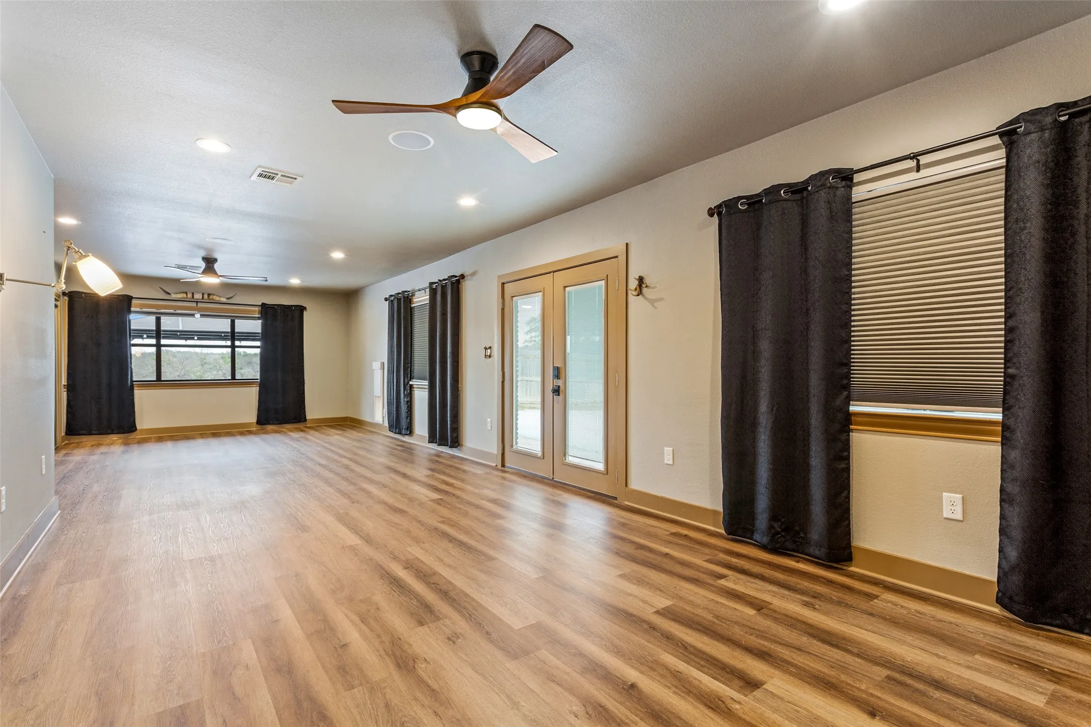 Apartment For Sale in Mc Lennan County , 17309 N Highway 6, Valley Mills, Texas 76689, 3 Bedrooms, 4 Bathrooms, 4 Garage spaces, 5,935 Sqft, built in 2019, Price $5,250,000, mls#21181322, Real Estate Agent in Valley Mills, Homes For Sale in Mc Lennan county, Homes For Sale in Valley Mills, Realtor in Valley Mills Texas, Real Estate Brokerage Independent Realty Texas, Luminita Cordes Realtor