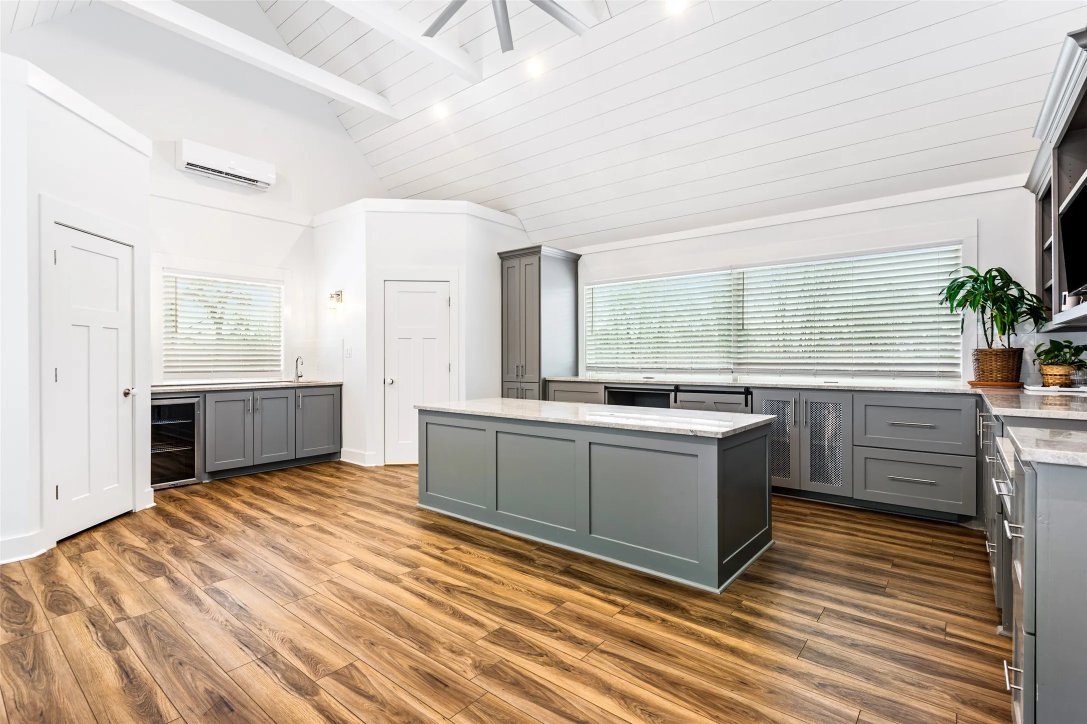 Apartment For Sale in Mc Lennan County , 17309 N Highway 6, Valley Mills, Texas 76689, 3 Bedrooms, 4 Bathrooms, 4 Garage spaces, 5,935 Sqft, built in 2019, Price $5,250,000, mls#21181322, Real Estate Agent in Valley Mills, Homes For Sale in Mc Lennan county, Homes For Sale in Valley Mills, Realtor in Valley Mills Texas, Real Estate Brokerage Independent Realty Texas, Luminita Cordes Realtor