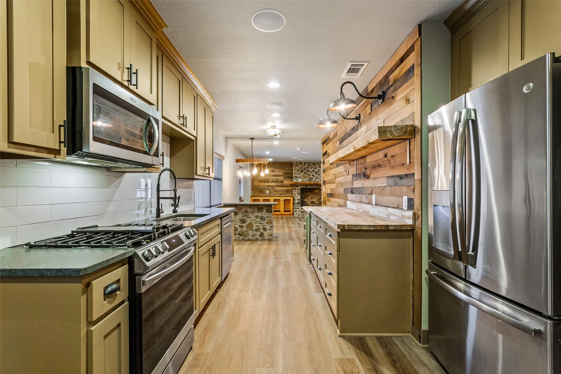 Apartment For Sale in Mc Lennan County , 17309 N Highway 6, Valley Mills, Texas 76689, 3 Bedrooms, 4 Bathrooms, 4 Garage spaces, 5,935 Sqft, built in 2019, Price $5,250,000, mls#21181322, Real Estate Agent in Valley Mills, Homes For Sale in Mc Lennan county, Homes For Sale in Valley Mills, Realtor in Valley Mills Texas, Real Estate Brokerage Independent Realty Texas, Luminita Cordes Realtor