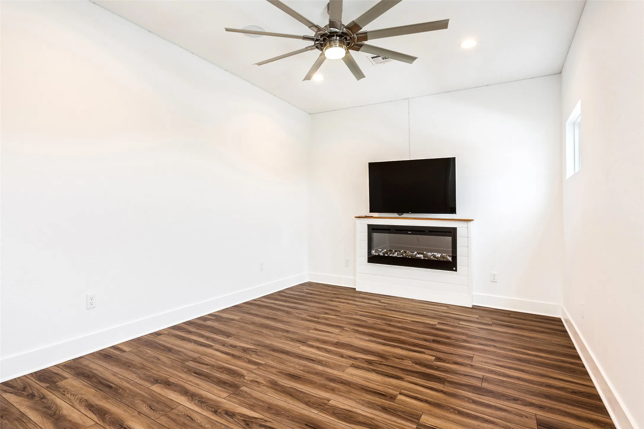 Apartment For Sale in Mc Lennan County , 17309 N Highway 6, Valley Mills, Texas 76689, 3 Bedrooms, 4 Bathrooms, 4 Garage spaces, 5,935 Sqft, built in 2019, Price $5,250,000, mls#21181322, Real Estate Agent in Valley Mills, Homes For Sale in Mc Lennan county, Homes For Sale in Valley Mills, Realtor in Valley Mills Texas, Real Estate Brokerage Independent Realty Texas, Luminita Cordes Realtor