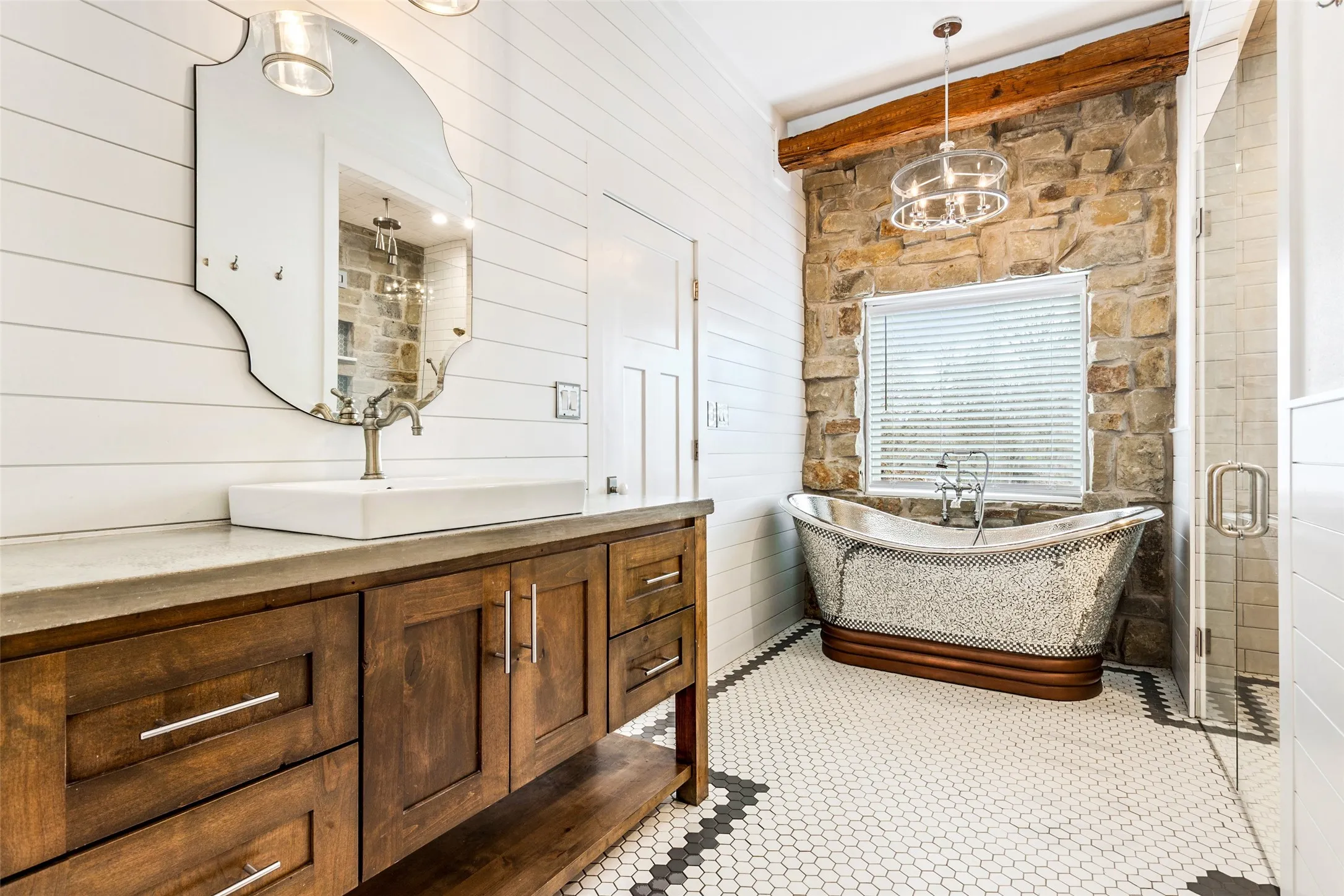 Apartment For Sale in Mc Lennan County , 17309 N Highway 6, Valley Mills, Texas 76689, 3 Bedrooms, 4 Bathrooms, 4 Garage spaces, 5,935 Sqft, built in 2019, Price $5,250,000, mls#21181322, Real Estate Agent in Valley Mills, Homes For Sale in Mc Lennan county, Homes For Sale in Valley Mills, Realtor in Valley Mills Texas, Real Estate Brokerage Independent Realty Texas, Luminita Cordes Realtor