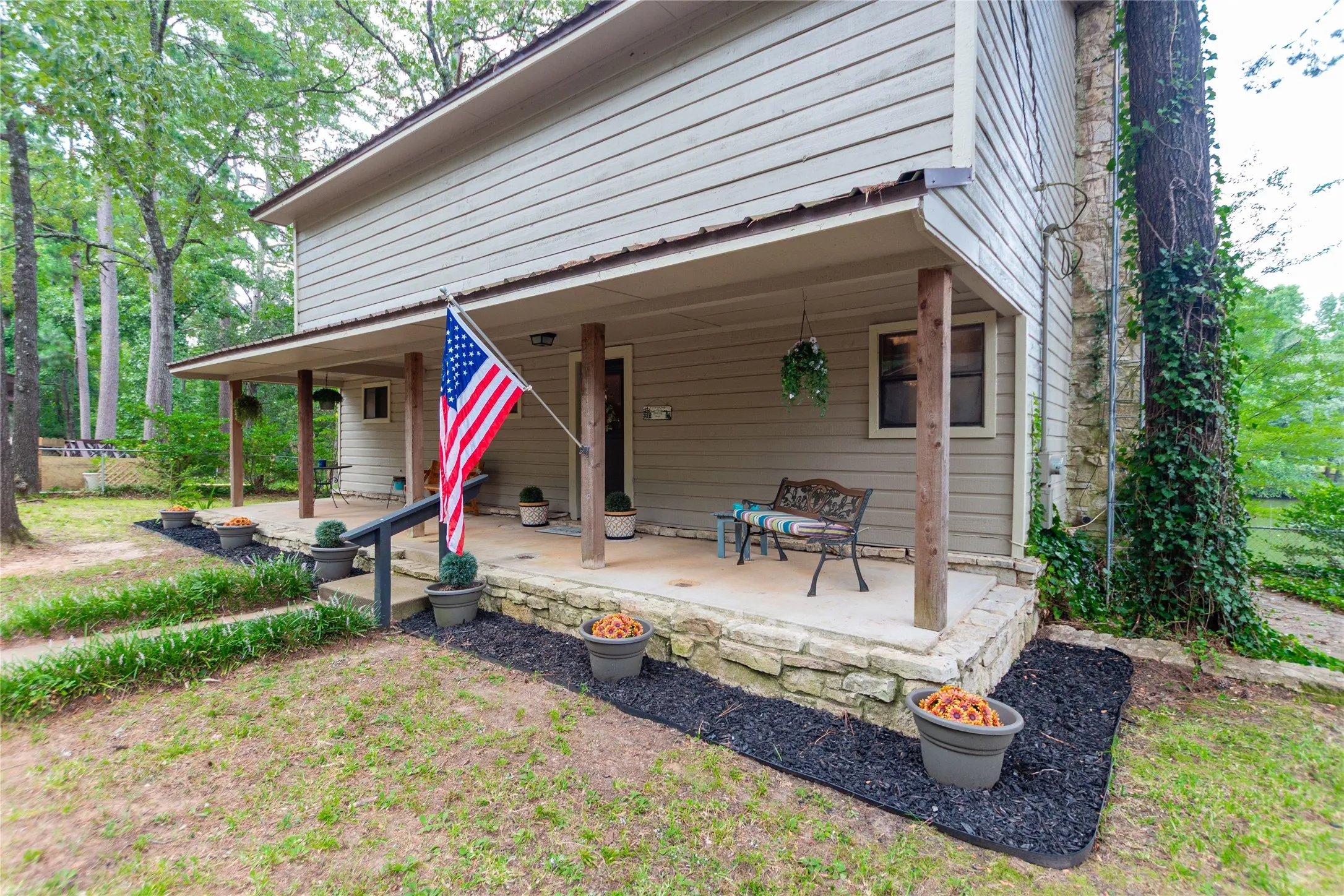 Single Family Residence For Sale in Cherokee County , 115 Lago Vista Lane, Jacksonville, Texas 75766, 3 Bedroom, 2 Bathroom, 2 Garage spaces, 2,440 Sqft, built in 1978, Preowned, mls#21182315, Real Estate Agent in Jacksonville, Homes For Sale in Cherokee county, Homes For Sale in Jacksonville, Realtor in Jacksonville Texas, Real Estate Brokerage Independent Realty Texas, Luminita Cordes Realtor