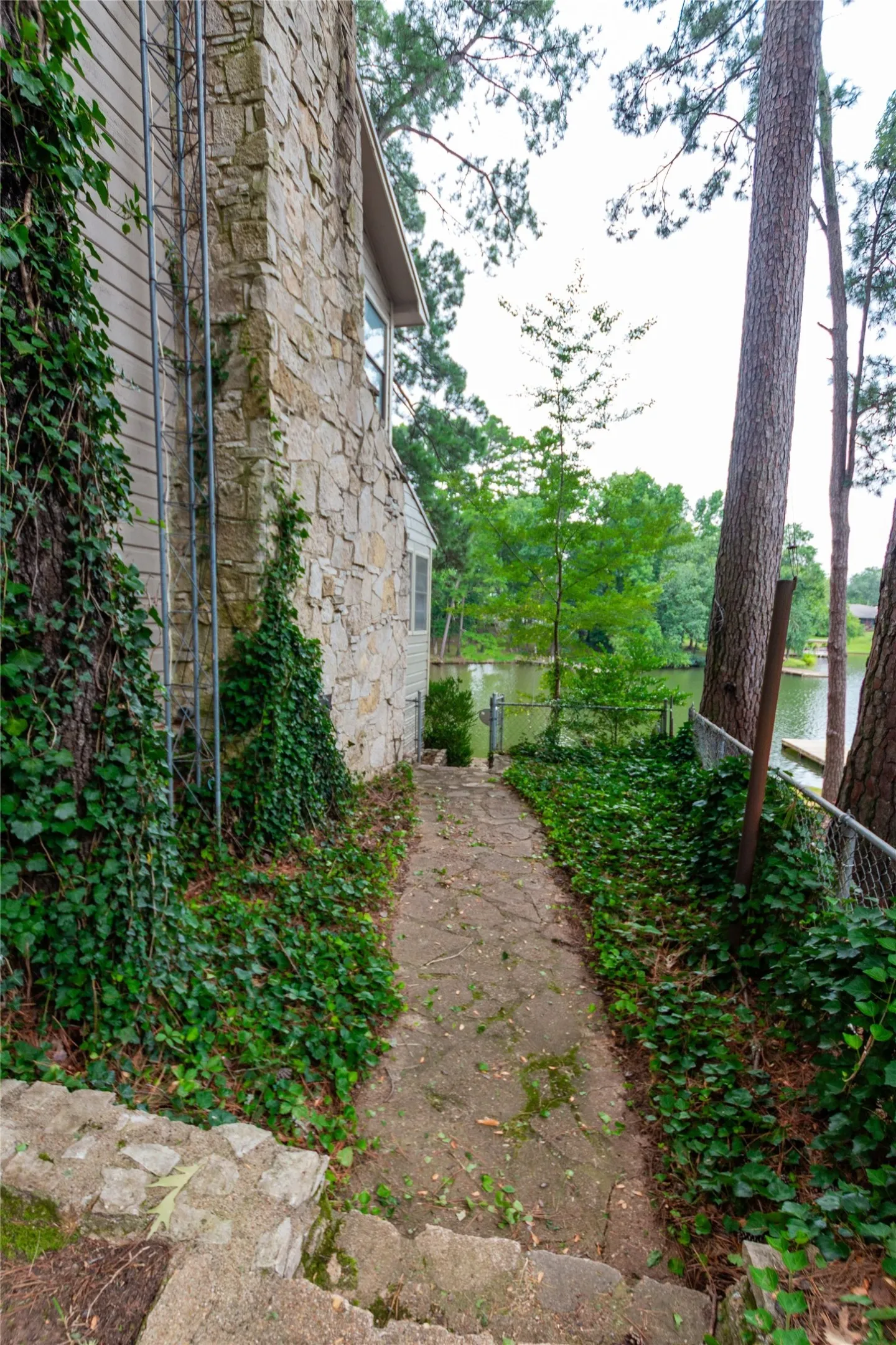 Single Family Residence For Sale in Cherokee County , 115 Lago Vista Lane, Jacksonville, Texas 75766, 3 Bedroom, 2 Bathroom, 2 Garage spaces, 2,440 Sqft, built in 1978, Preowned, mls#21182315, Real Estate Agent in Jacksonville, Homes For Sale in Cherokee county, Homes For Sale in Jacksonville, Realtor in Jacksonville Texas, Real Estate Brokerage Independent Realty Texas, Luminita Cordes Realtor