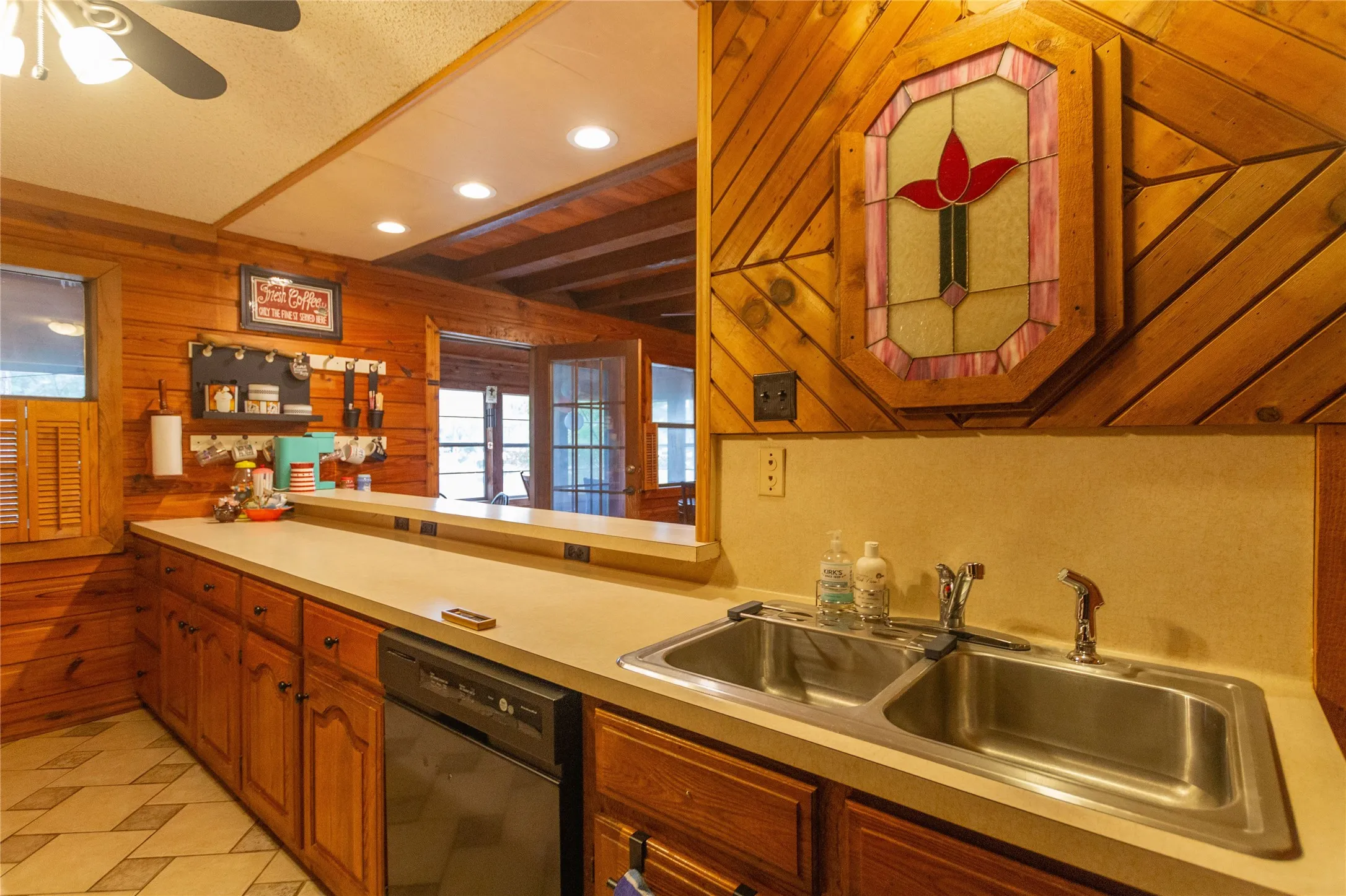 Single Family Residence For Sale in Cherokee County , 115 Lago Vista Lane, Jacksonville, Texas 75766, 3 Bedroom, 2 Bathroom, 2 Garage spaces, 2,440 Sqft, built in 1978, Preowned, mls#21182315, Real Estate Agent in Jacksonville, Homes For Sale in Cherokee county, Homes For Sale in Jacksonville, Realtor in Jacksonville Texas, Real Estate Brokerage Independent Realty Texas, Luminita Cordes Realtor
