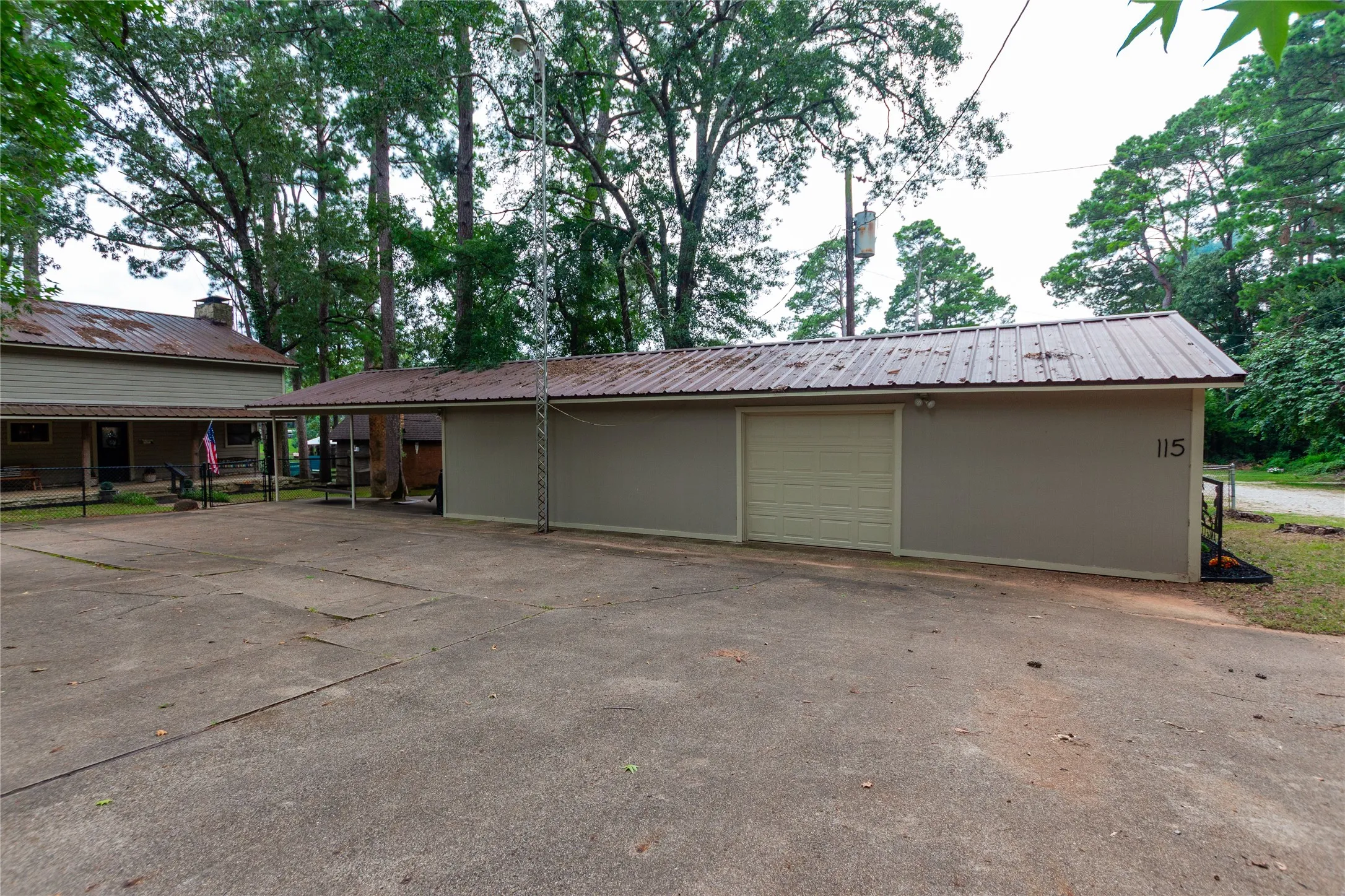 Single Family Residence For Sale in Cherokee County , 115 Lago Vista Lane, Jacksonville, Texas 75766, 3 Bedroom, 2 Bathroom, 2 Garage spaces, 2,440 Sqft, built in 1978, Preowned, mls#21182315, Real Estate Agent in Jacksonville, Homes For Sale in Cherokee county, Homes For Sale in Jacksonville, Realtor in Jacksonville Texas, Real Estate Brokerage Independent Realty Texas, Luminita Cordes Realtor