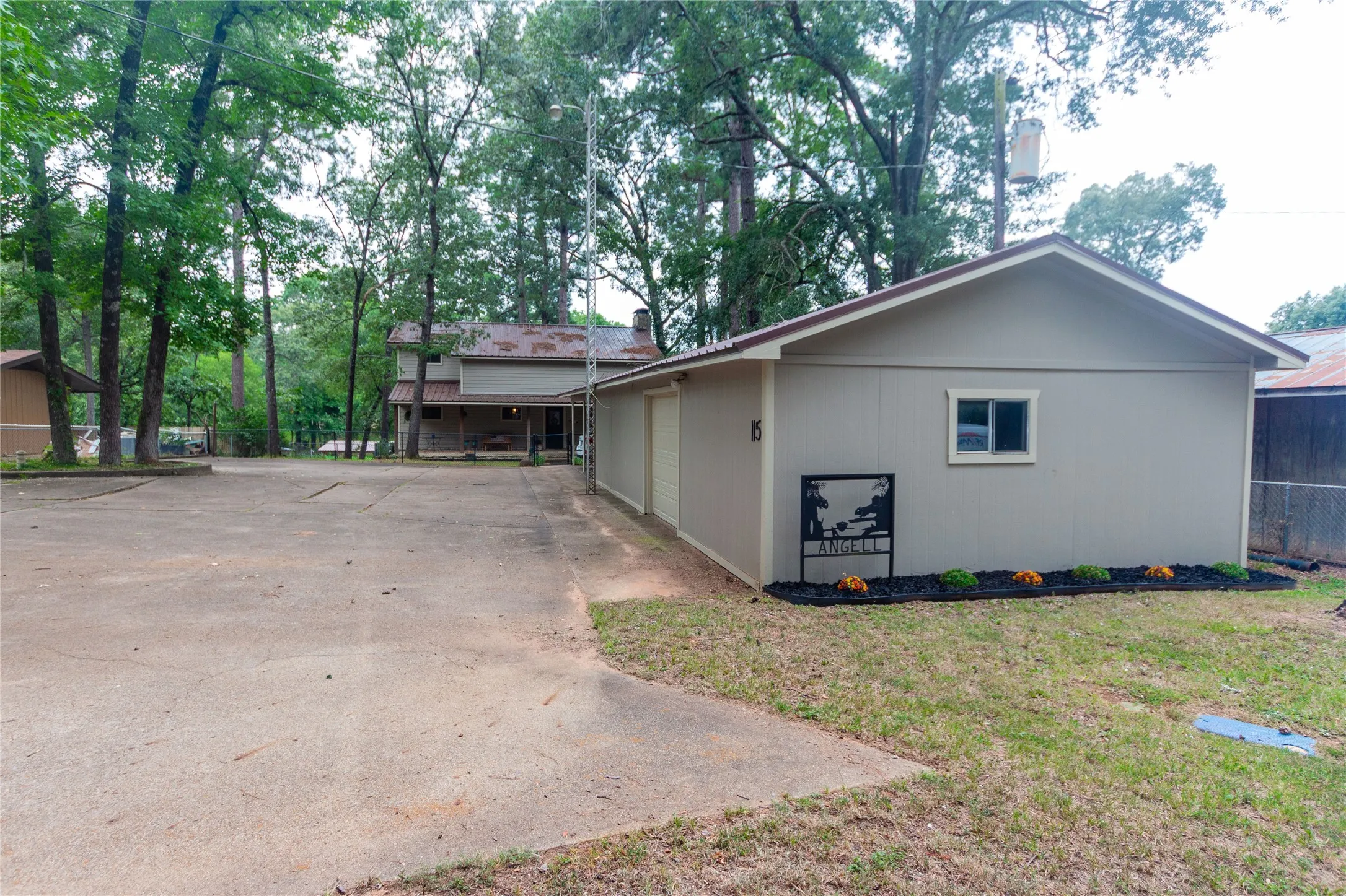 Single Family Residence For Sale in Cherokee County , 115 Lago Vista Lane, Jacksonville, Texas 75766, 3 Bedroom, 2 Bathroom, 2 Garage spaces, 2,440 Sqft, built in 1978, Preowned, mls#21182315, Real Estate Agent in Jacksonville, Homes For Sale in Cherokee county, Homes For Sale in Jacksonville, Realtor in Jacksonville Texas, Real Estate Brokerage Independent Realty Texas, Luminita Cordes Realtor