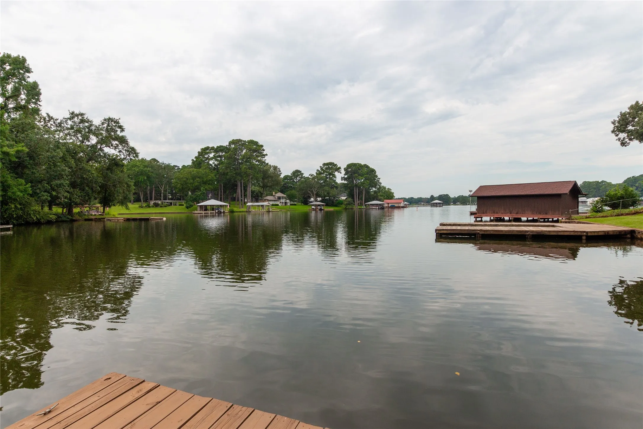 Single Family Residence For Sale in Cherokee County , 115 Lago Vista Lane, Jacksonville, Texas 75766, 3 Bedroom, 2 Bathroom, 2 Garage spaces, 2,440 Sqft, built in 1978, Preowned, mls#21182315, Real Estate Agent in Jacksonville, Homes For Sale in Cherokee county, Homes For Sale in Jacksonville, Realtor in Jacksonville Texas, Real Estate Brokerage Independent Realty Texas, Luminita Cordes Realtor