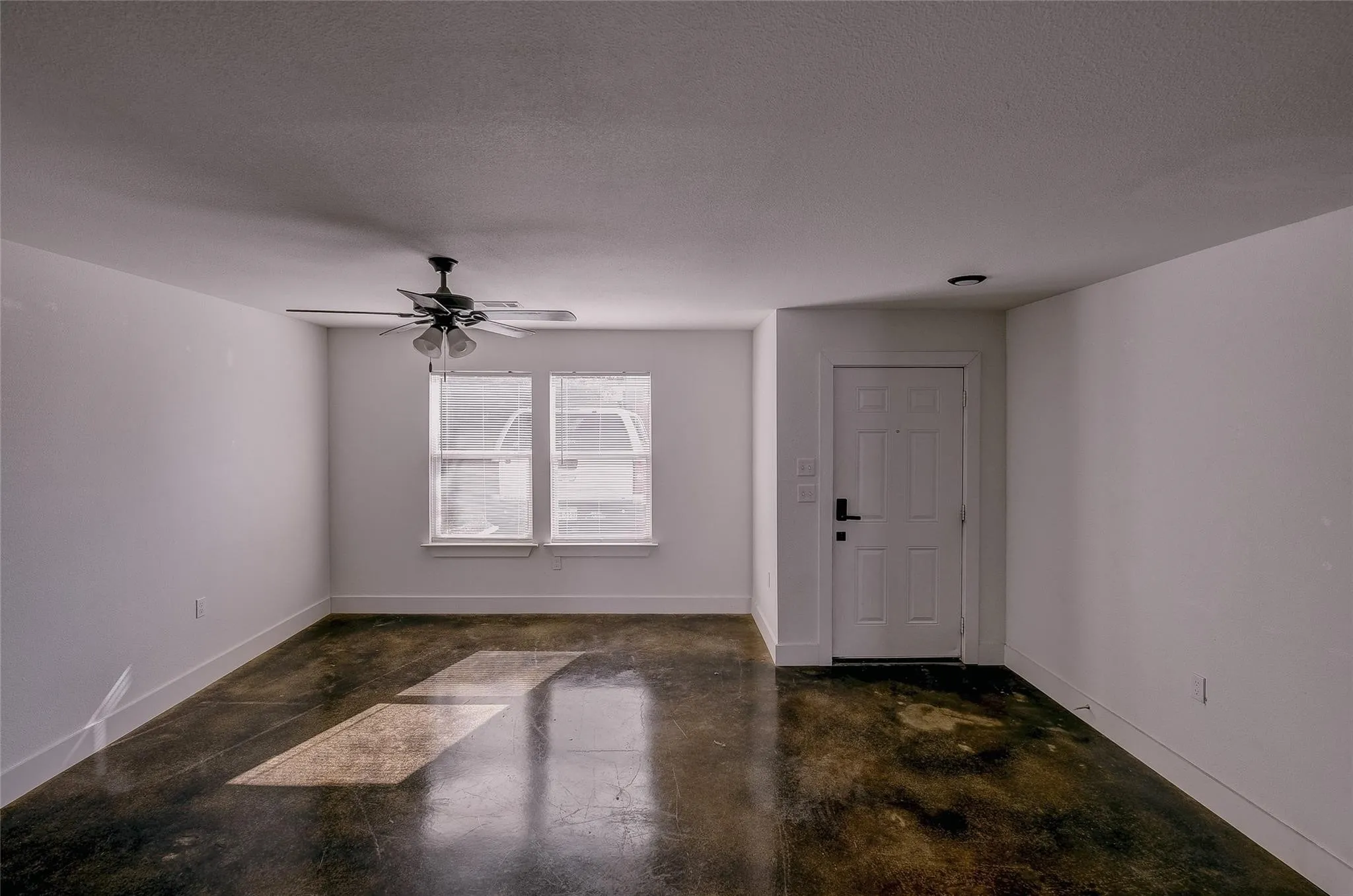 Great light in living area with ceiling fan
