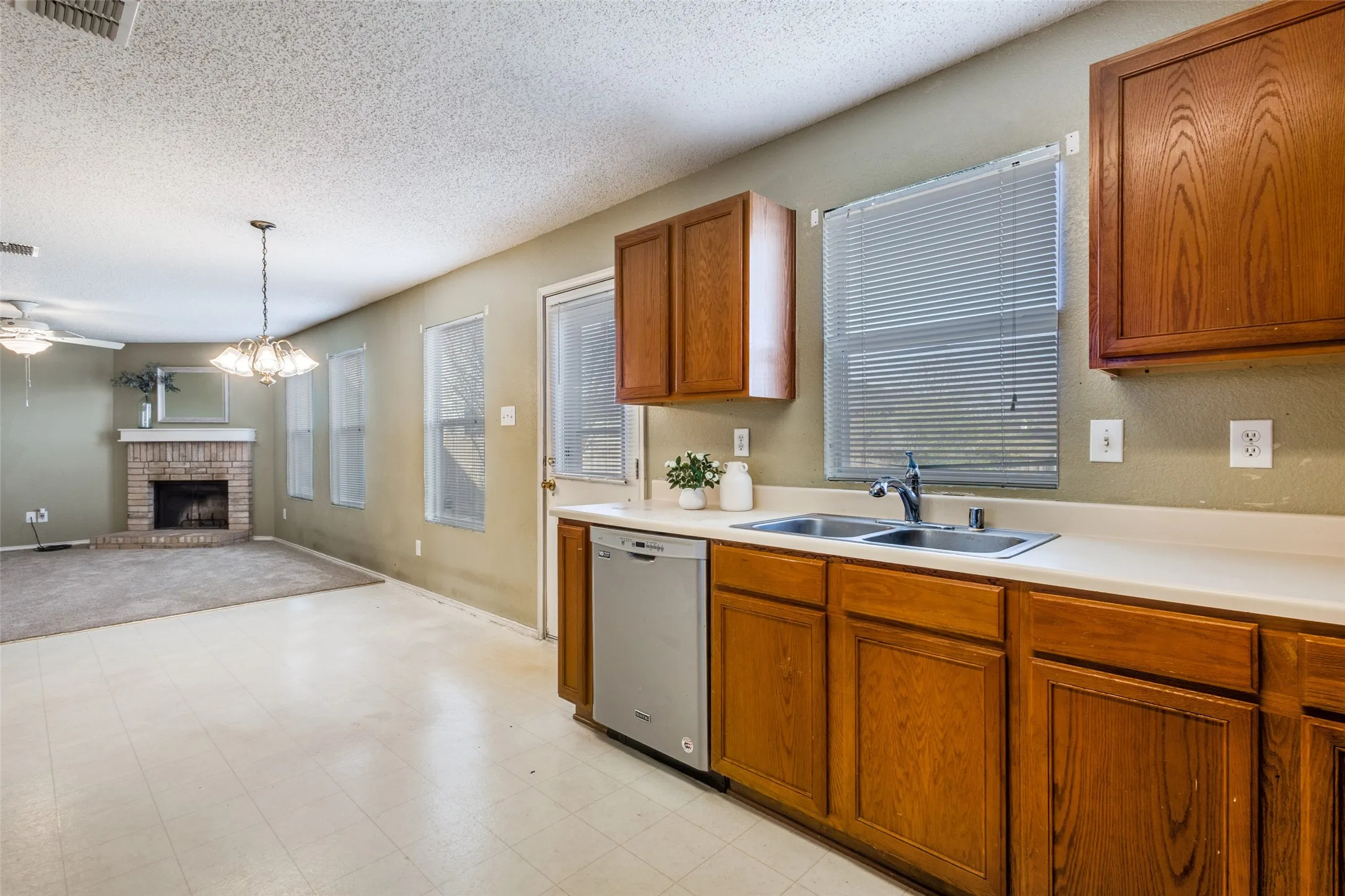 Single Family Residence For Sale in Collin County , 2532 Timberbrook Trail, Mc Kinney, Texas 75071, 4 Bedroom, 3 Bathroom, 2 Garage spaces, 2,307 Sqft, built in 2001, Preowned, mls#21180182, Real Estate Agent in Mc Kinney, Homes For Sale in Collin county, Homes For Sale in Mc Kinney, Realtor in Mc Kinney Texas, Real Estate Brokerage Independent Realty Texas, Luminita Cordes Realtor