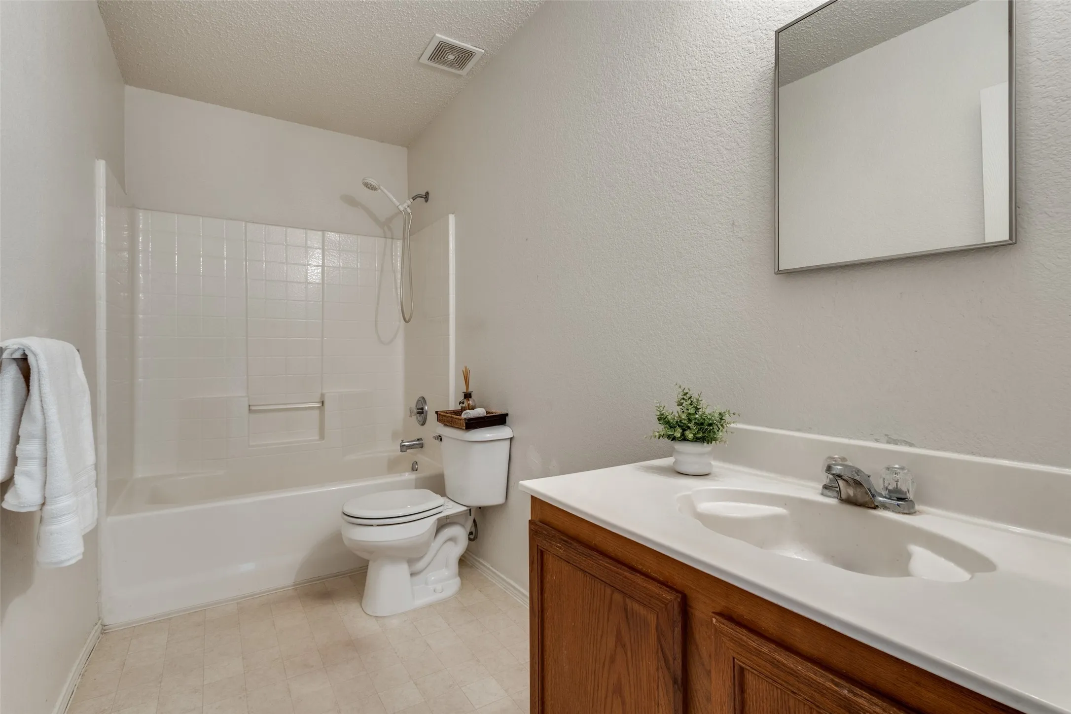 Single Family Residence For Sale in Collin County , 2532 Timberbrook Trail, Mc Kinney, Texas 75071, 4 Bedroom, 3 Bathroom, 2 Garage spaces, 2,307 Sqft, built in 2001, Preowned, mls#21180182, Real Estate Agent in Mc Kinney, Homes For Sale in Collin county, Homes For Sale in Mc Kinney, Realtor in Mc Kinney Texas, Real Estate Brokerage Independent Realty Texas, Luminita Cordes Realtor