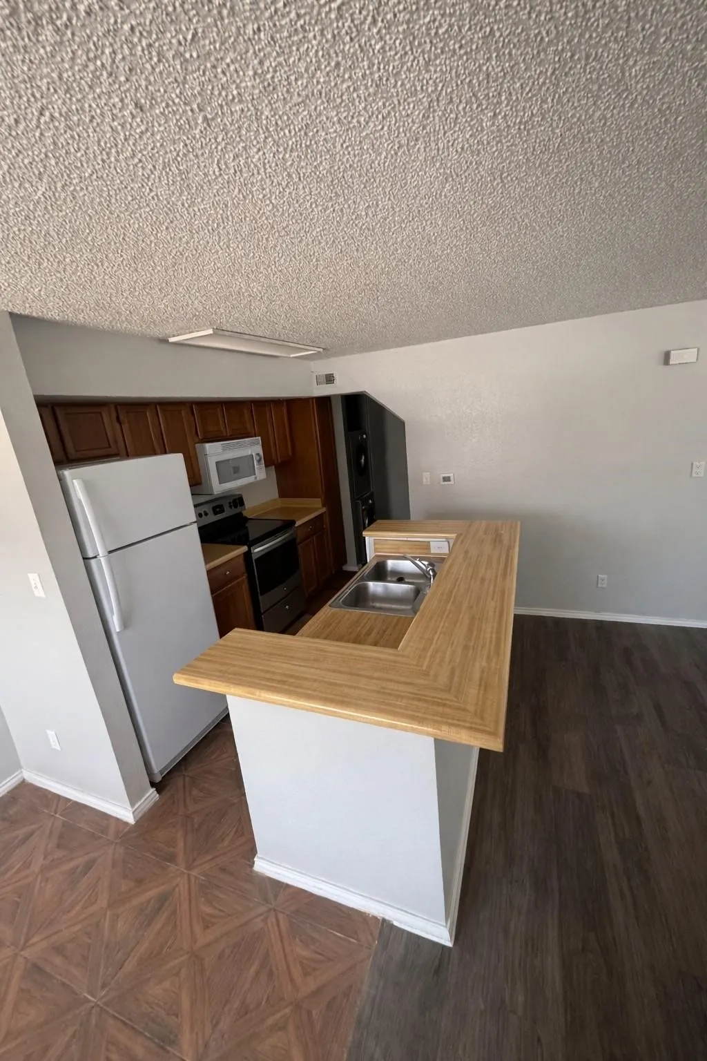 Condominium For Sale in Dallas County , 9823 Walnut Street L205, Dallas, Texas 75243, 2 Bedroom, 2 Bathroom, Garage spaces, 1,031 Sqft, built in 1982, Preowned, mls#21182729, Real Estate Agent in Dallas, Homes For Sale in Dallas county, Homes For Sale in Dallas, Realtor in Dallas Texas, Real Estate Brokerage Independent Realty Texas, Luminita Cordes Realtor