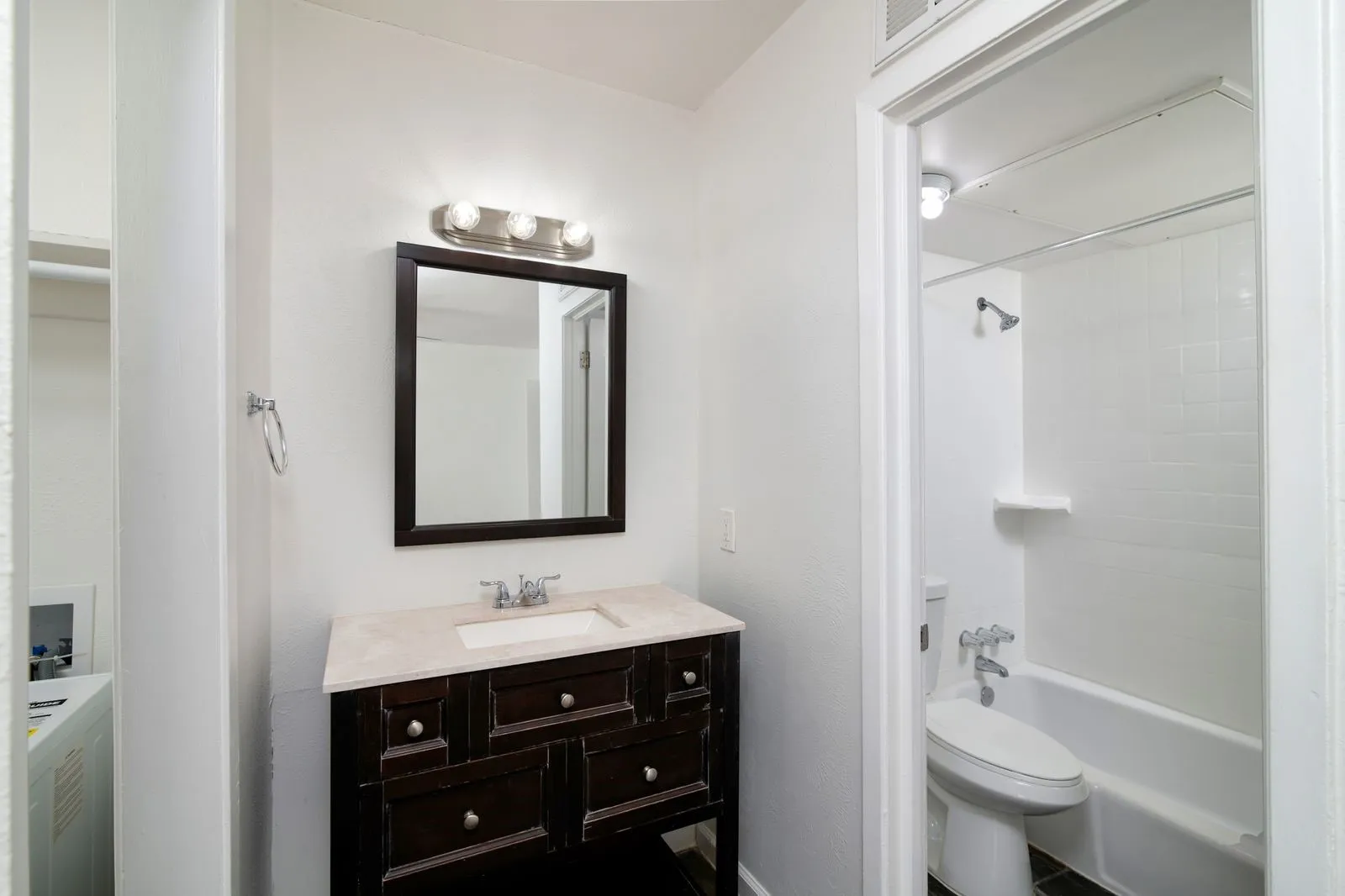 Apartment For Rent in Dallas County , 2808 Throckmorton Street 207, Dallas, Texas 75219, 1 Bedroom, 1 Bathroom, Garage spaces, 740 Sqft, built in 1968, mls#21182767, Real Estate Agent in Dallas, Homes For Rent in Dallas county, Homes For Rent in Dallas, Realtor in Dallas Texas, Real Estate Brokerage Independent Realty Texas, Luminita Cordes Realtor
