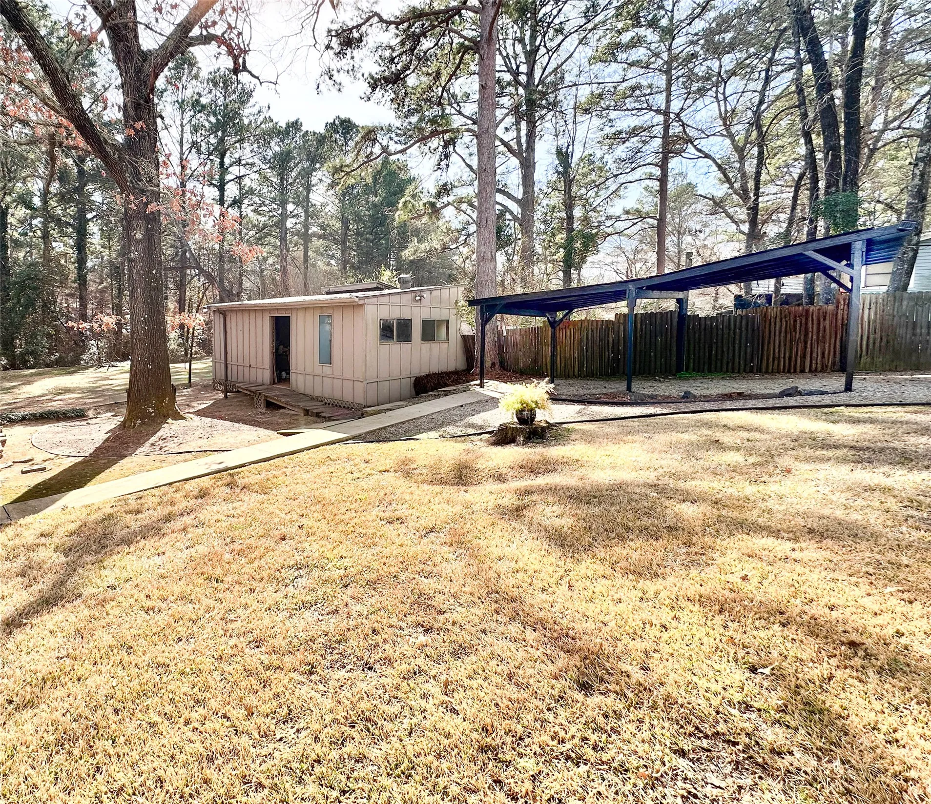 Single Family Residence For Sale in Henderson County , 6791 Valley View Drive, Frankston, Texas 75763, 3 Bedroom, 3 Bathroom, Garage spaces, 1,949 Sqft, built in 1986, mls#21182674, Real Estate Agent in Frankston, Homes For Sale in Henderson county, Homes For Sale in Frankston, Realtor in Frankston Texas, Real Estate Brokerage Independent Realty Texas, Luminita Cordes Realtor