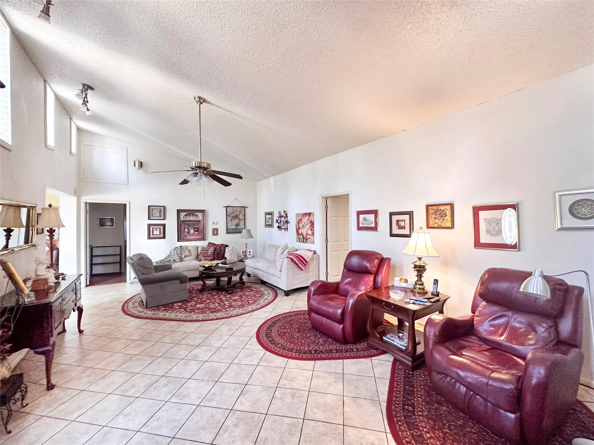 Single Family Residence For Sale in Henderson County , 6791 Valley View Drive, Frankston, Texas 75763, 3 Bedroom, 3 Bathroom, Garage spaces, 1,949 Sqft, built in 1986, mls#21182674, Real Estate Agent in Frankston, Homes For Sale in Henderson county, Homes For Sale in Frankston, Realtor in Frankston Texas, Real Estate Brokerage Independent Realty Texas, Luminita Cordes Realtor