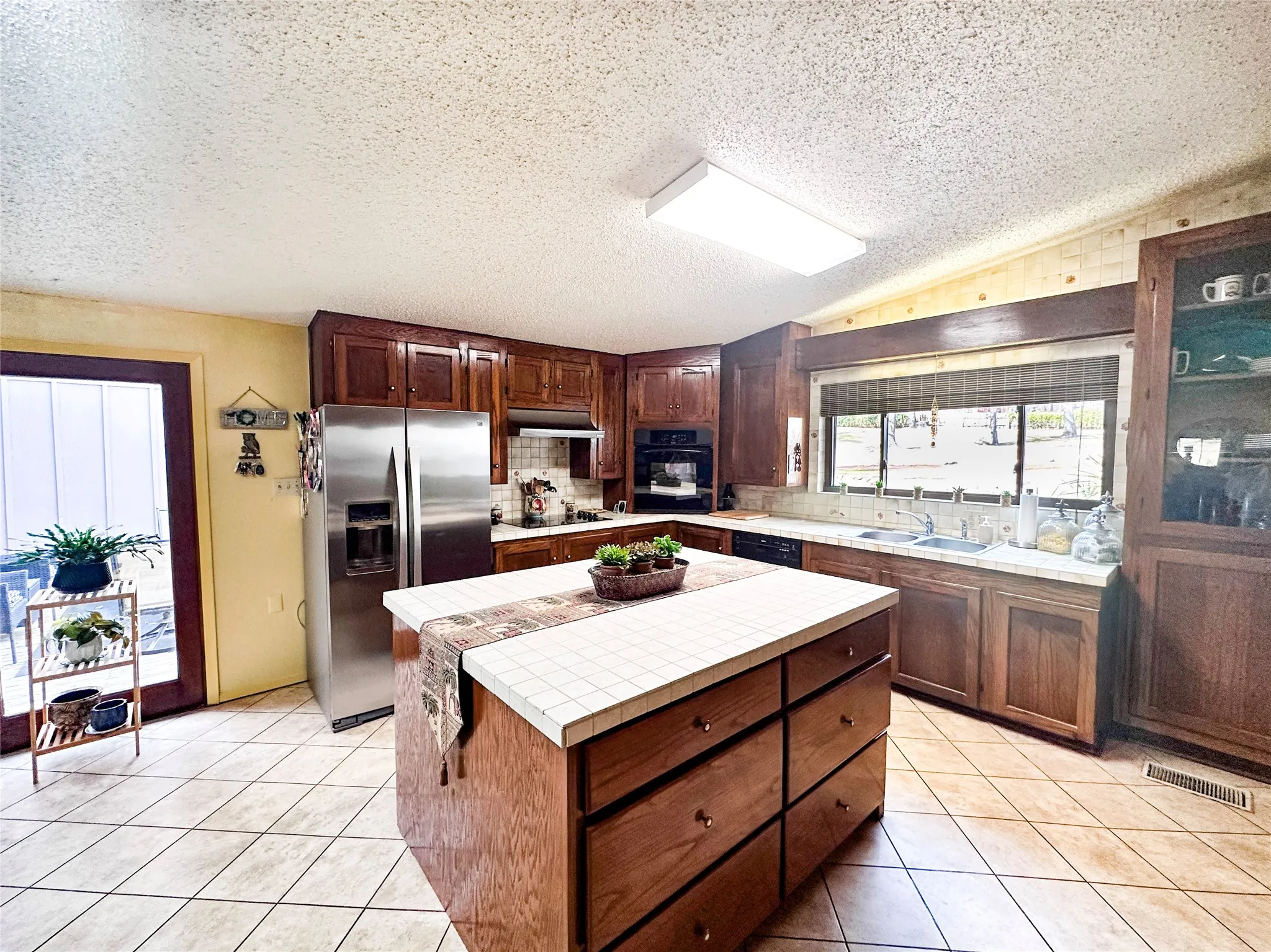 Single Family Residence For Sale in Henderson County , 6791 Valley View Drive, Frankston, Texas 75763, 3 Bedroom, 3 Bathroom, Garage spaces, 1,949 Sqft, built in 1986, mls#21182674, Real Estate Agent in Frankston, Homes For Sale in Henderson county, Homes For Sale in Frankston, Realtor in Frankston Texas, Real Estate Brokerage Independent Realty Texas, Luminita Cordes Realtor