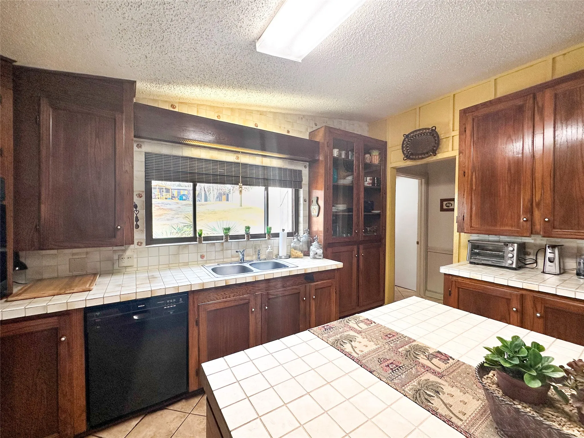 Single Family Residence For Sale in Henderson County , 6791 Valley View Drive, Frankston, Texas 75763, 3 Bedroom, 3 Bathroom, Garage spaces, 1,949 Sqft, built in 1986, mls#21182674, Real Estate Agent in Frankston, Homes For Sale in Henderson county, Homes For Sale in Frankston, Realtor in Frankston Texas, Real Estate Brokerage Independent Realty Texas, Luminita Cordes Realtor