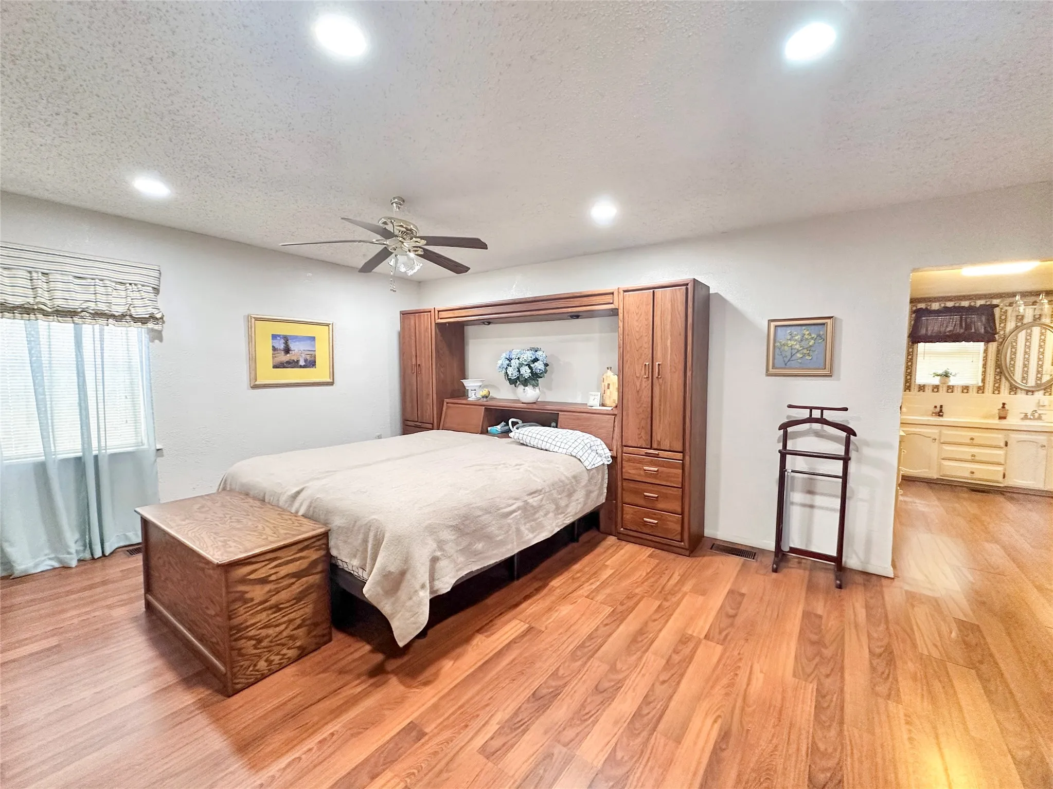 Single Family Residence For Sale in Henderson County , 6791 Valley View Drive, Frankston, Texas 75763, 3 Bedroom, 3 Bathroom, Garage spaces, 1,949 Sqft, built in 1986, mls#21182674, Real Estate Agent in Frankston, Homes For Sale in Henderson county, Homes For Sale in Frankston, Realtor in Frankston Texas, Real Estate Brokerage Independent Realty Texas, Luminita Cordes Realtor