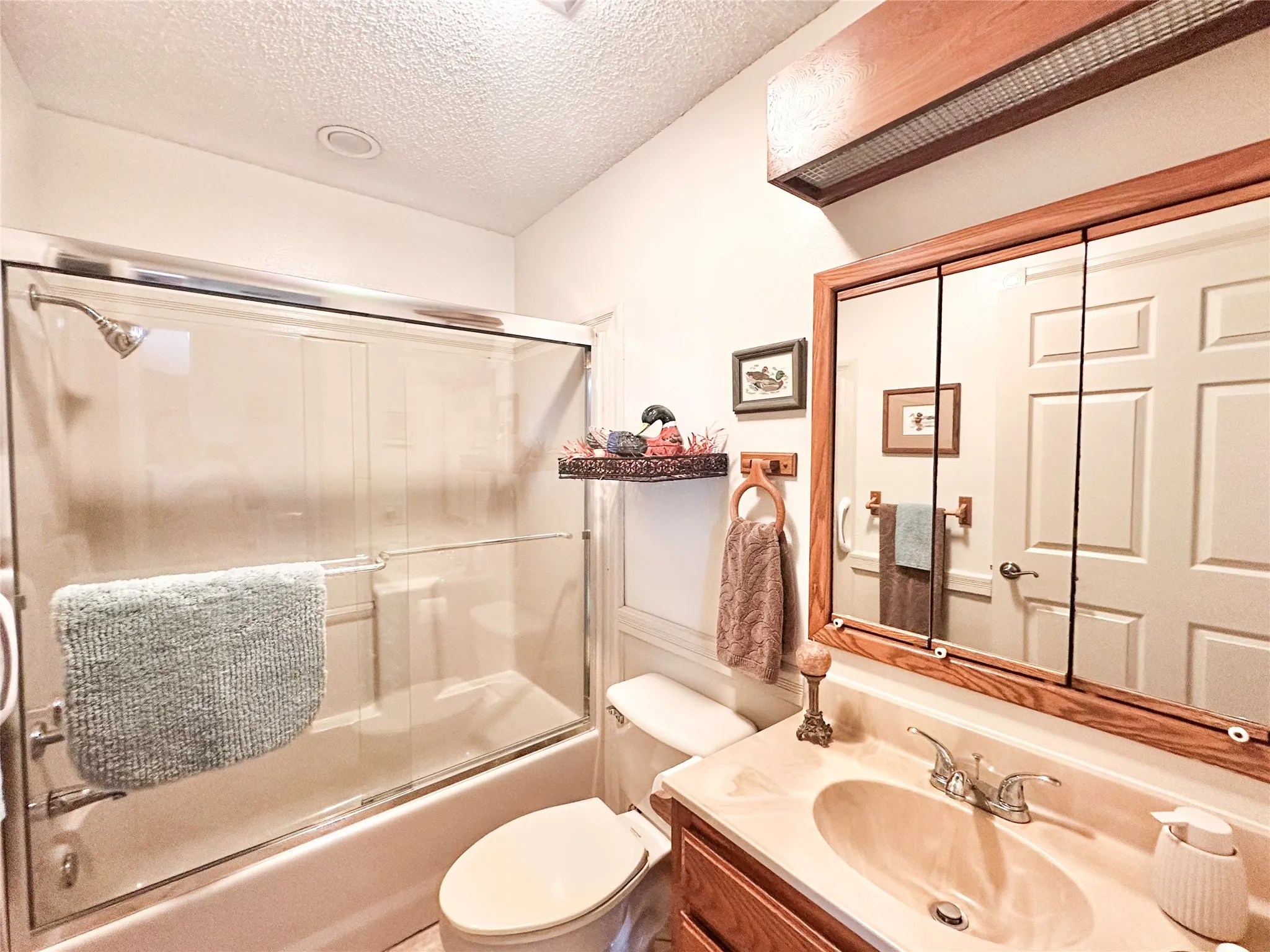 Single Family Residence For Sale in Henderson County , 6791 Valley View Drive, Frankston, Texas 75763, 3 Bedroom, 3 Bathroom, Garage spaces, 1,949 Sqft, built in 1986, mls#21182674, Real Estate Agent in Frankston, Homes For Sale in Henderson county, Homes For Sale in Frankston, Realtor in Frankston Texas, Real Estate Brokerage Independent Realty Texas, Luminita Cordes Realtor