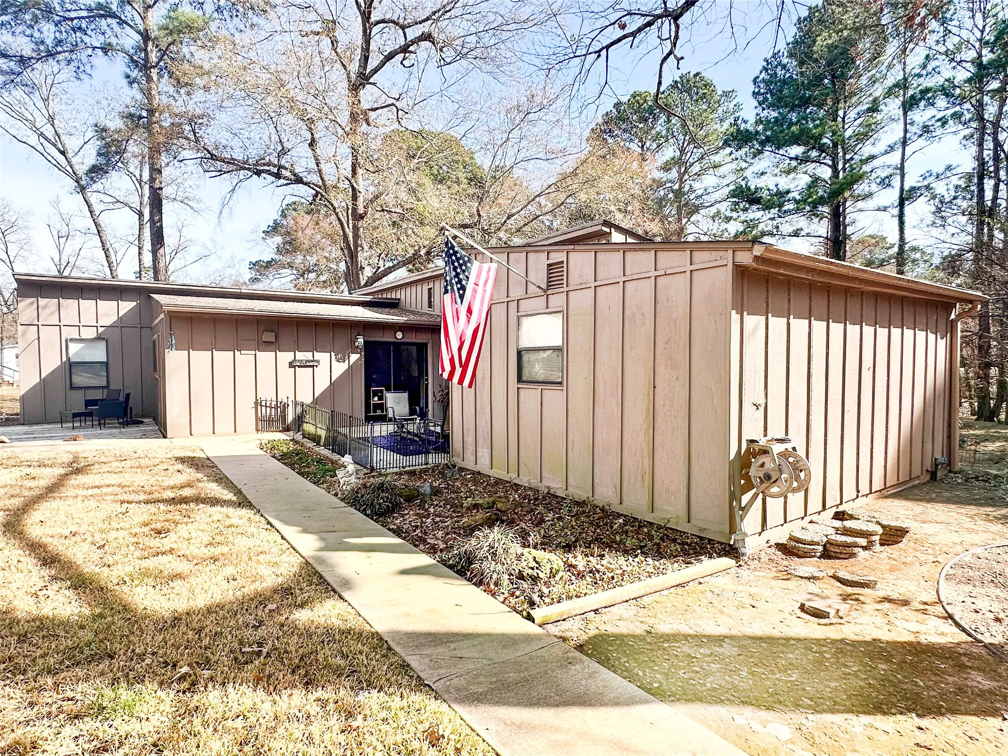 Single Family Residence For Sale in Henderson County , 6791 Valley View Drive, Frankston, Texas 75763, 3 Bedroom, 3 Bathroom, Garage spaces, 1,949 Sqft, built in 1986, mls#21182674, Real Estate Agent in Frankston, Homes For Sale in Henderson county, Homes For Sale in Frankston, Realtor in Frankston Texas, Real Estate Brokerage Independent Realty Texas, Luminita Cordes Realtor