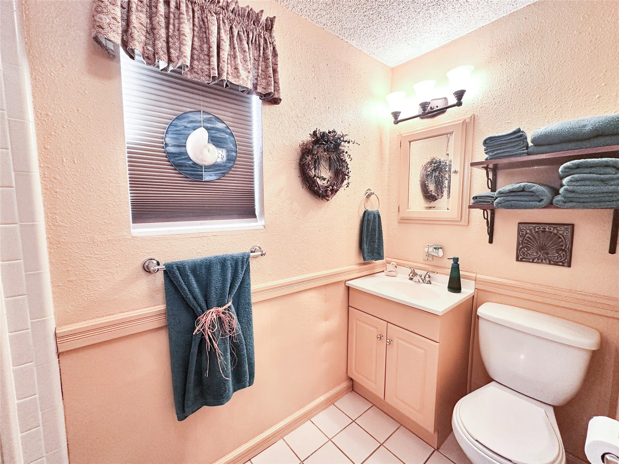 Single Family Residence For Sale in Henderson County , 6791 Valley View Drive, Frankston, Texas 75763, 3 Bedroom, 3 Bathroom, Garage spaces, 1,949 Sqft, built in 1986, mls#21182674, Real Estate Agent in Frankston, Homes For Sale in Henderson county, Homes For Sale in Frankston, Realtor in Frankston Texas, Real Estate Brokerage Independent Realty Texas, Luminita Cordes Realtor