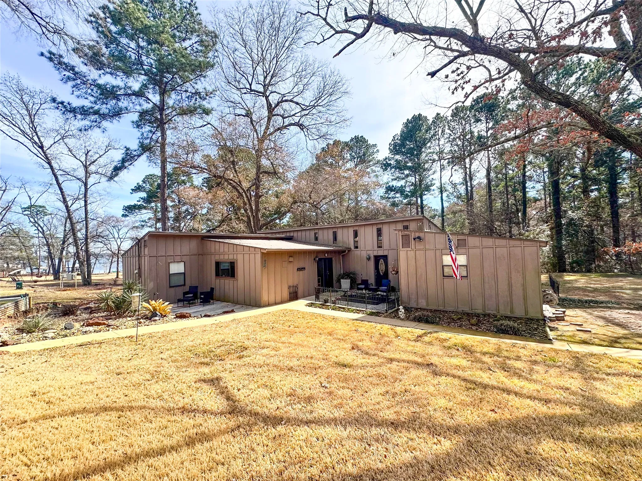 Single Family Residence For Sale in Henderson County , 6791 Valley View Drive, Frankston, Texas 75763, 3 Bedroom, 3 Bathroom, Garage spaces, 1,949 Sqft, built in 1986, mls#21182674, Real Estate Agent in Frankston, Homes For Sale in Henderson county, Homes For Sale in Frankston, Realtor in Frankston Texas, Real Estate Brokerage Independent Realty Texas, Luminita Cordes Realtor