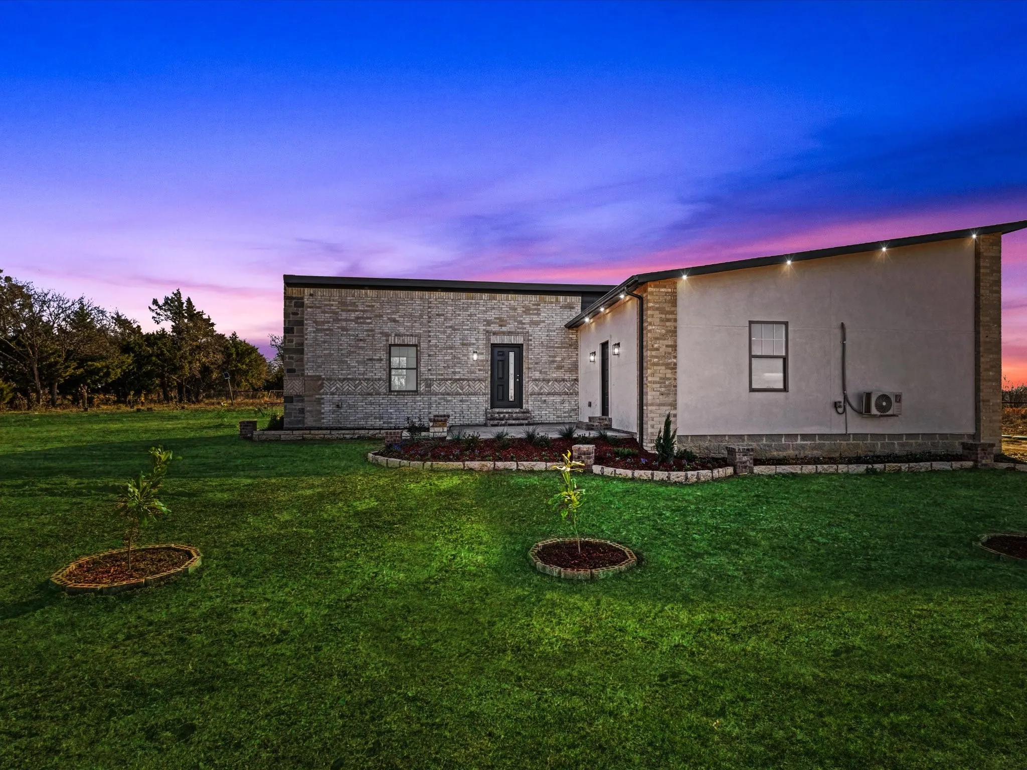 View of front of property featuring a front lawn