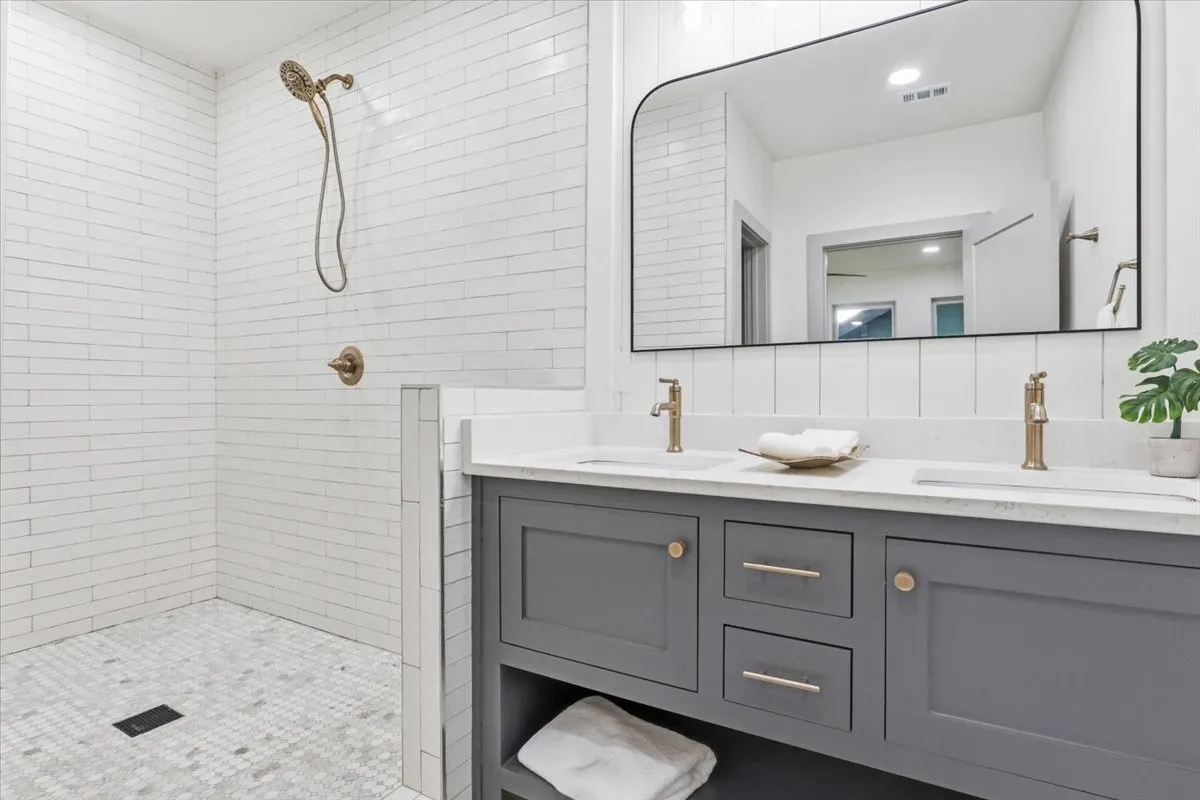 Single Family Residence For Sale in Dallas County , 5914 Victor Street, Dallas, Texas 75214, 3 Bedroom, 2 Bathroom, Garage spaces, 2,152 Sqft, built in 1918, mls#21183327, Real Estate Agent in Dallas, Homes For Sale in Dallas county, Homes For Sale in Dallas, Realtor in Dallas Texas, Real Estate Brokerage Independent Realty Texas, Luminita Cordes Realtor