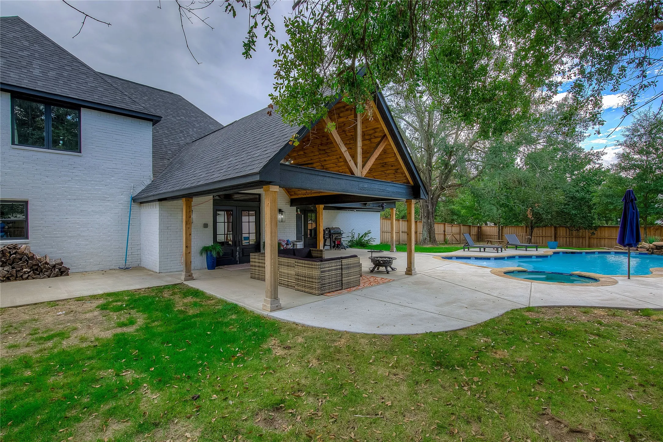 Single Family Residence For Sale in Hopkins County , 17 Jennifer Lane, Sulphur Springs, Texas 75482, 4 Bedroom, 6 Bathroom, 2 Garage spaces, 3,477 Sqft, built in 1994, mls#21181317, Real Estate Agent in Sulphur Springs, Homes For Sale in Hopkins county, Homes For Sale in Sulphur Springs, Realtor in Sulphur Springs Texas, Real Estate Brokerage Independent Realty Texas, Luminita Cordes Realtor